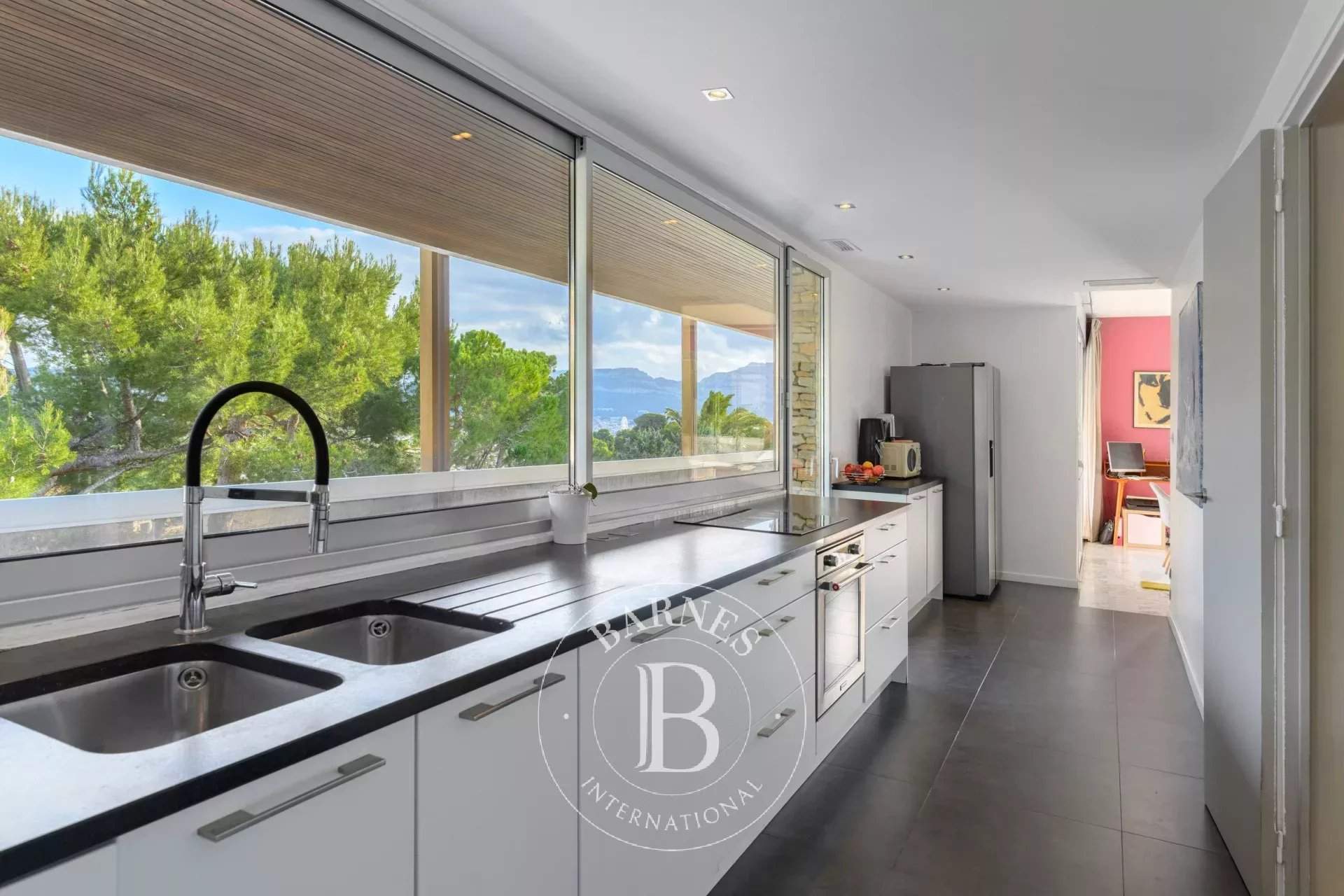 Marseille  - Maison 6 Pi&egrave;ces 4 Chambres - picture 6