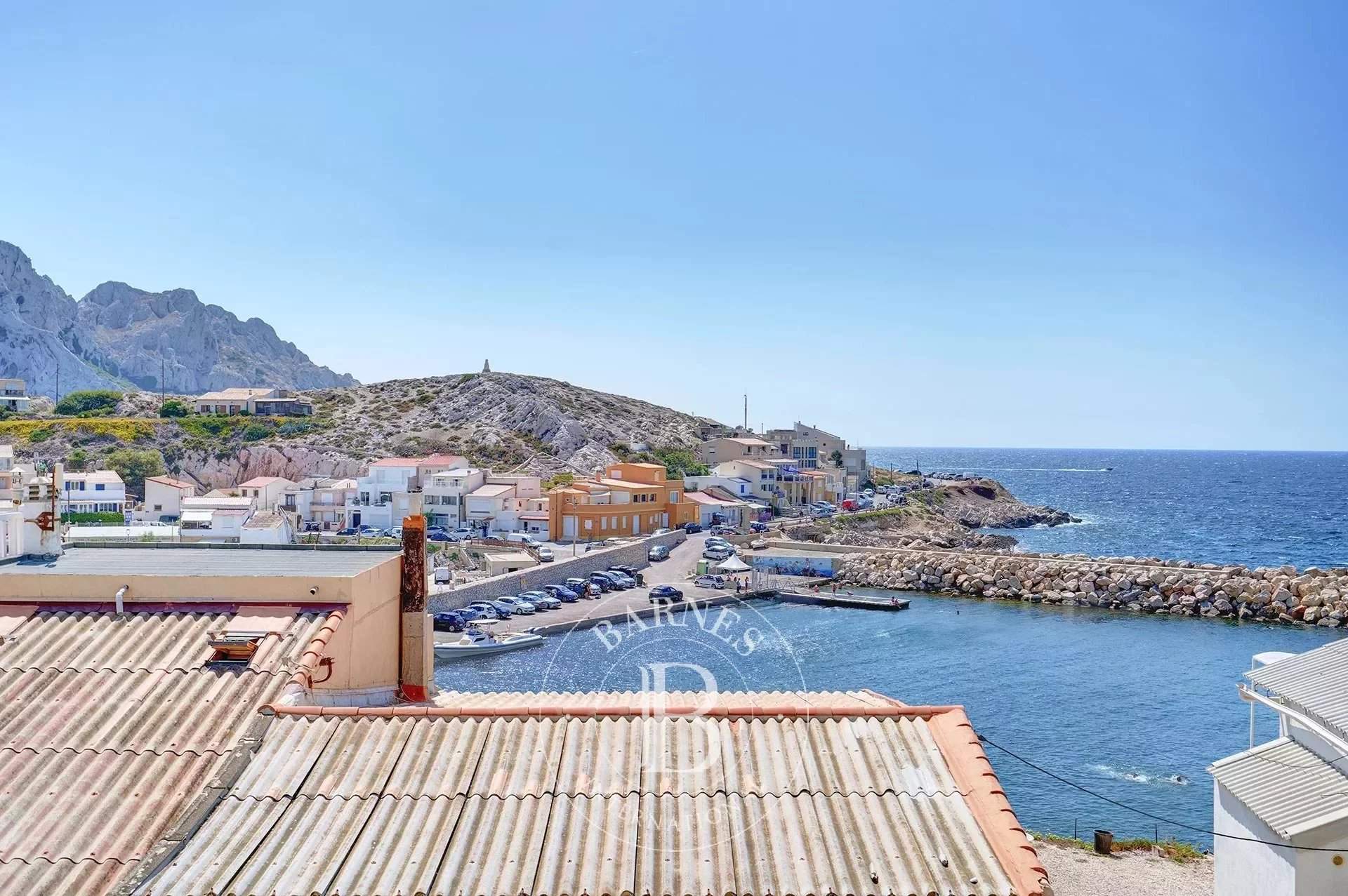 House to rent 4 Bedrooms 2411 sq ft Marseille 8 Région de Marseille €