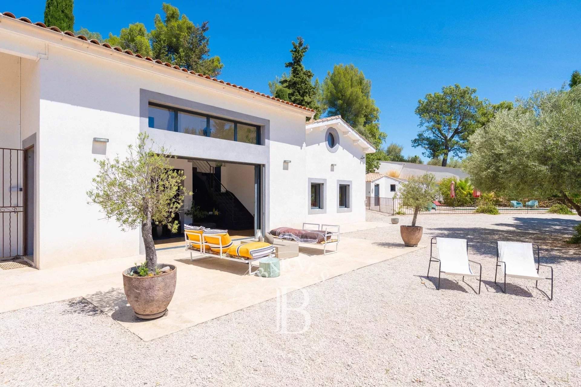 Aubagne  - Maison 7 Pièces 5 Chambres - picture 4