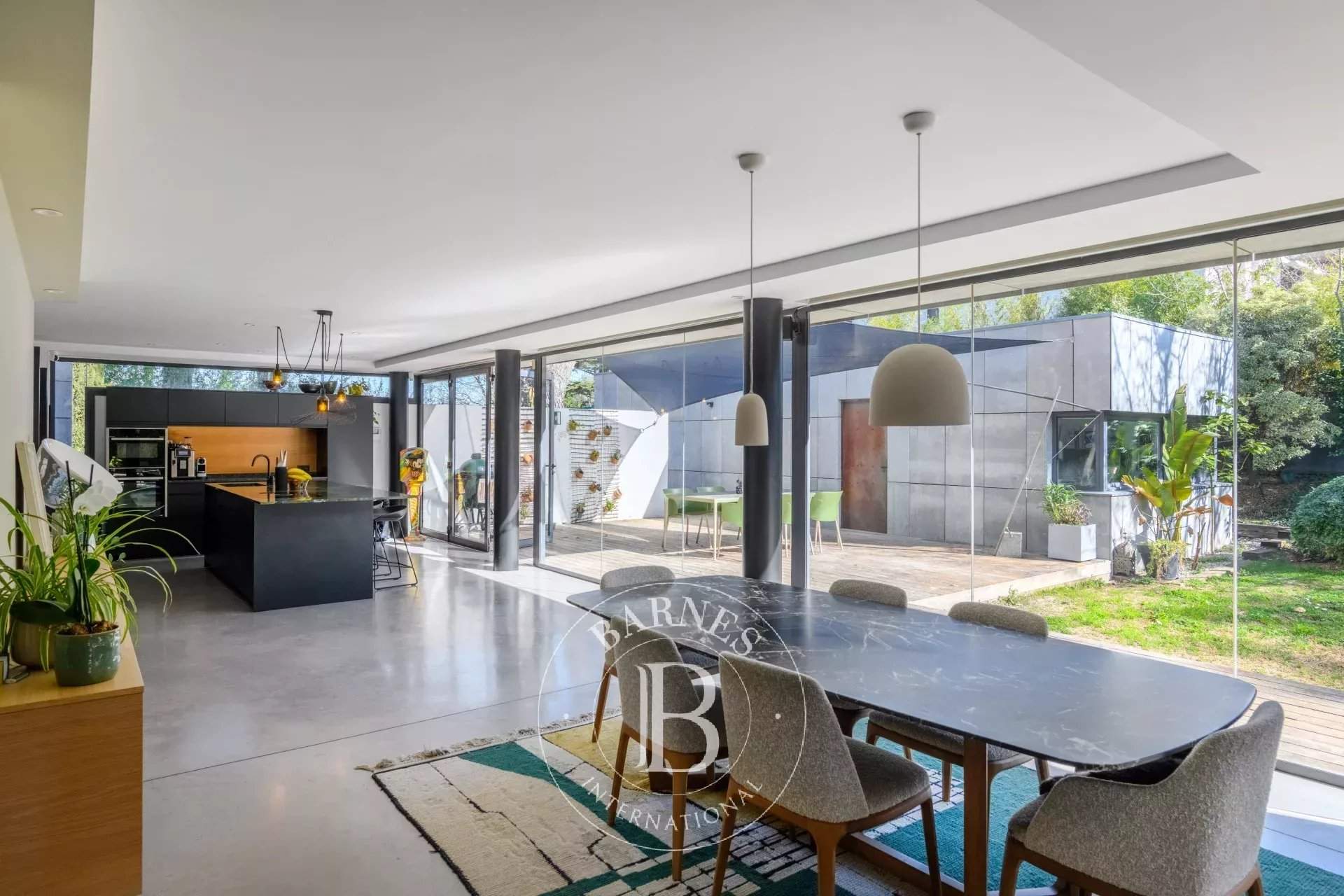 Marseille  - Maison 6 Pi&egrave;ces 4 Chambres - picture 1