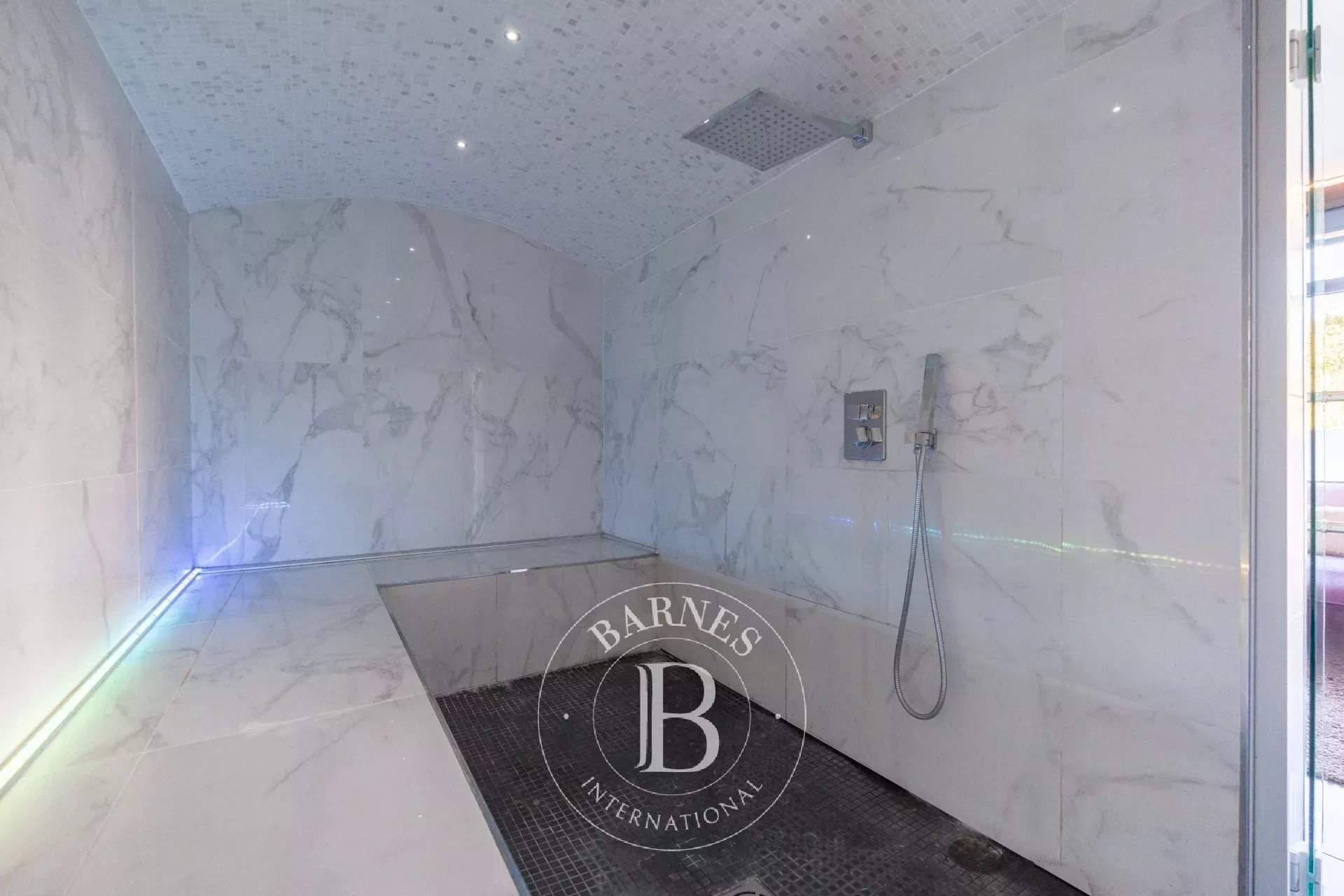 Marseille  - Maison 7 Pièces 5 Chambres - picture 16