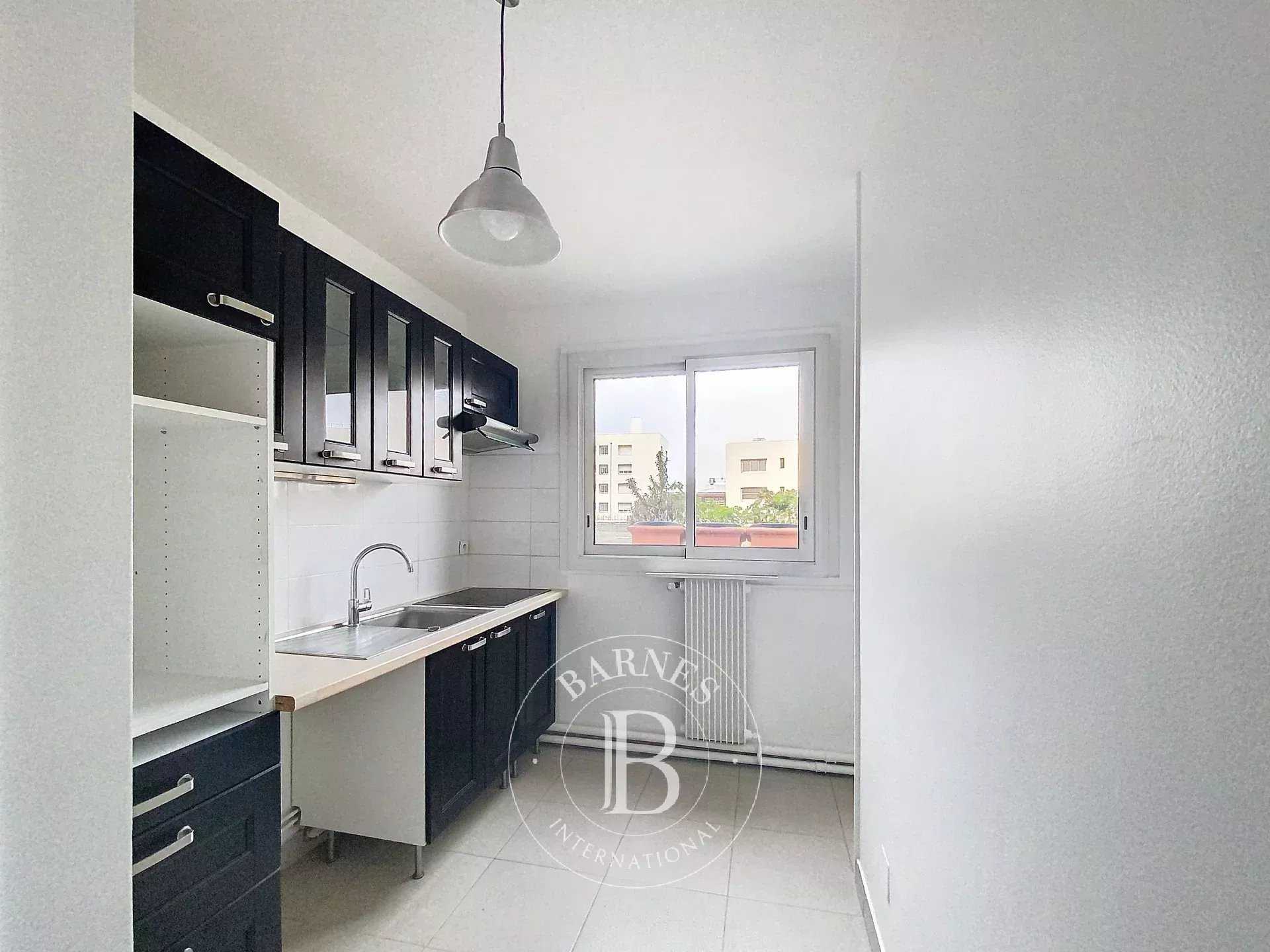Courbevoie  - Piso 4 Cuartos 3 Habitaciones