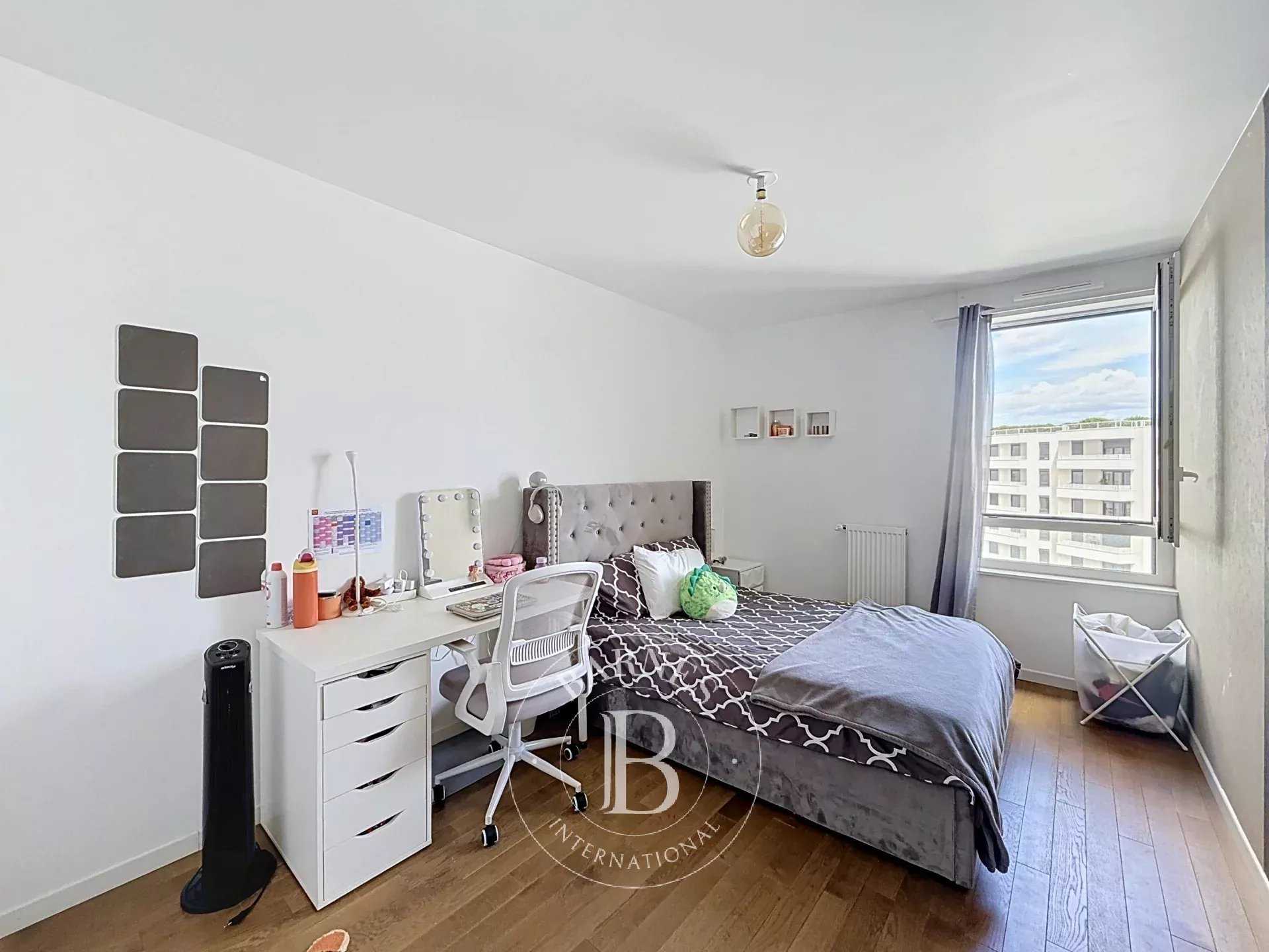 Clichy  - Appartement 3 Pi&egrave;ces 2 Chambres