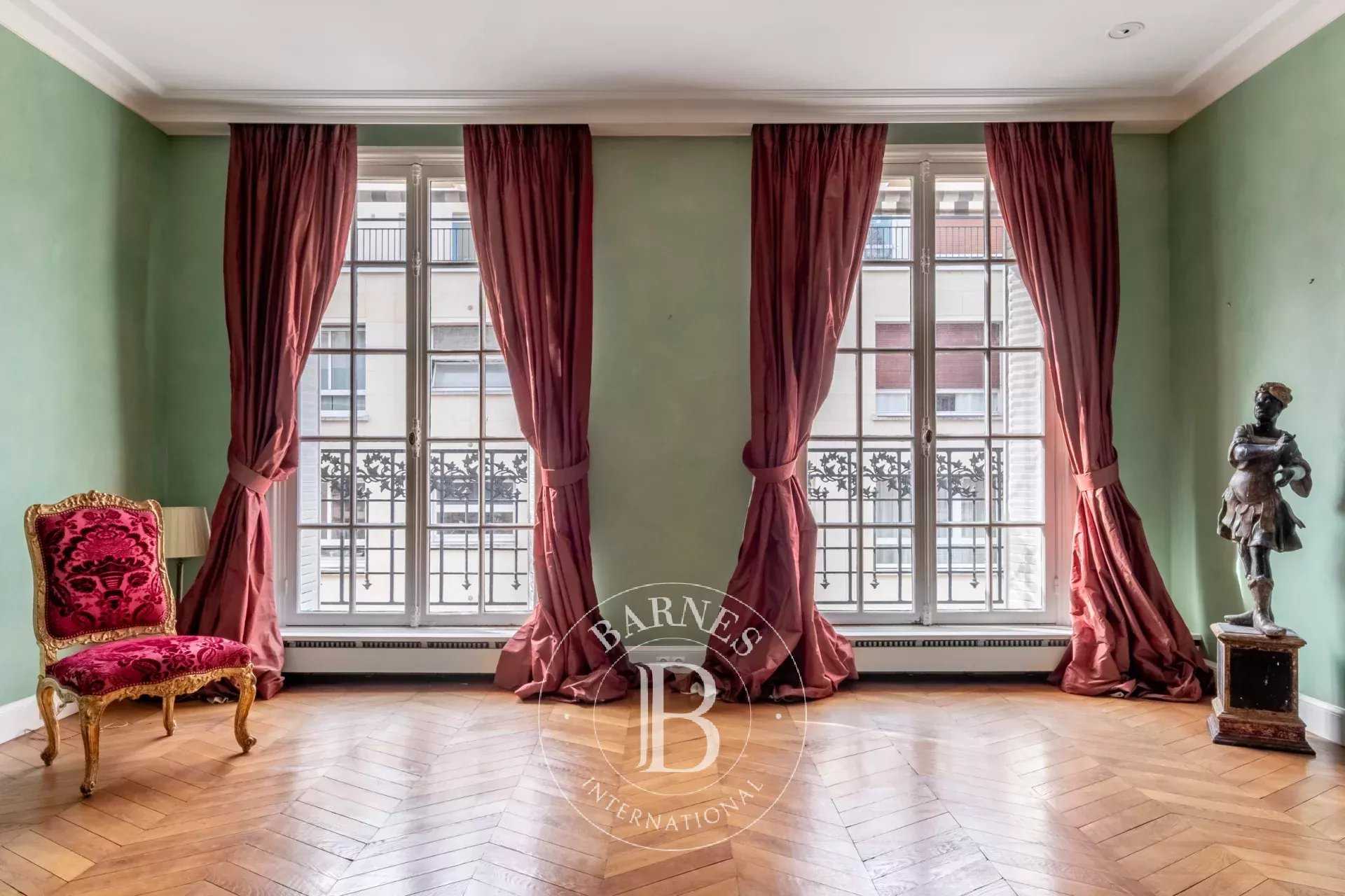 Paris  - Appartement 5 Pièces 3 Chambres