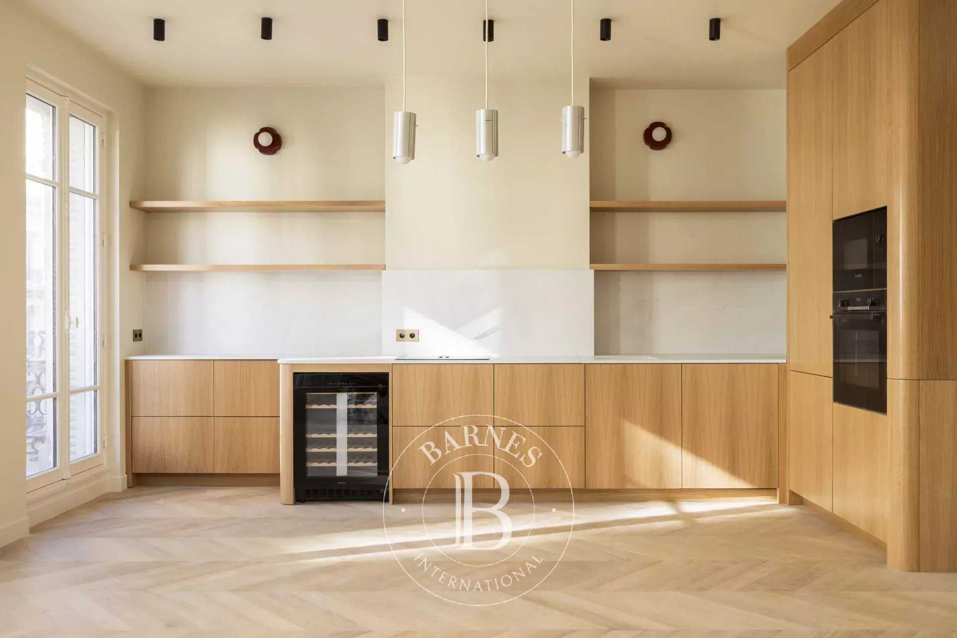 Paris  - Appartement 5 Pi&egrave;ces 3 Chambres