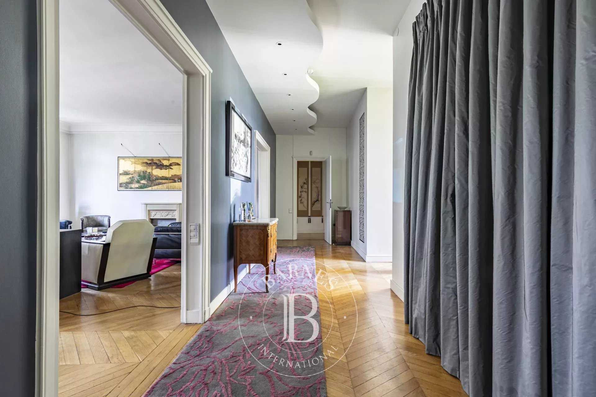 Paris  - Appartement 8 Pièces 4 Chambres