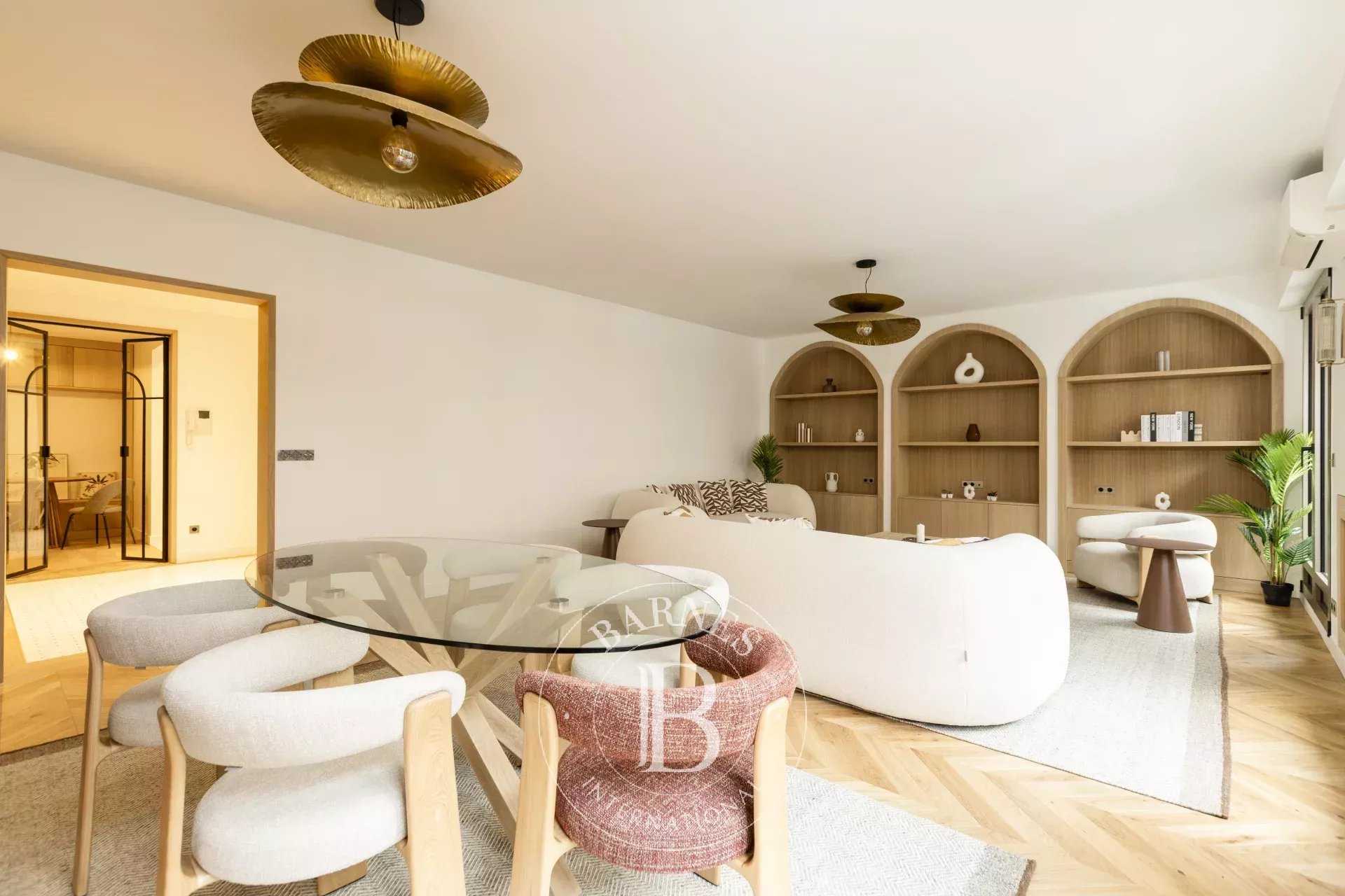 Paris  - Appartement 6 Pi&egrave;ces 2 Chambres