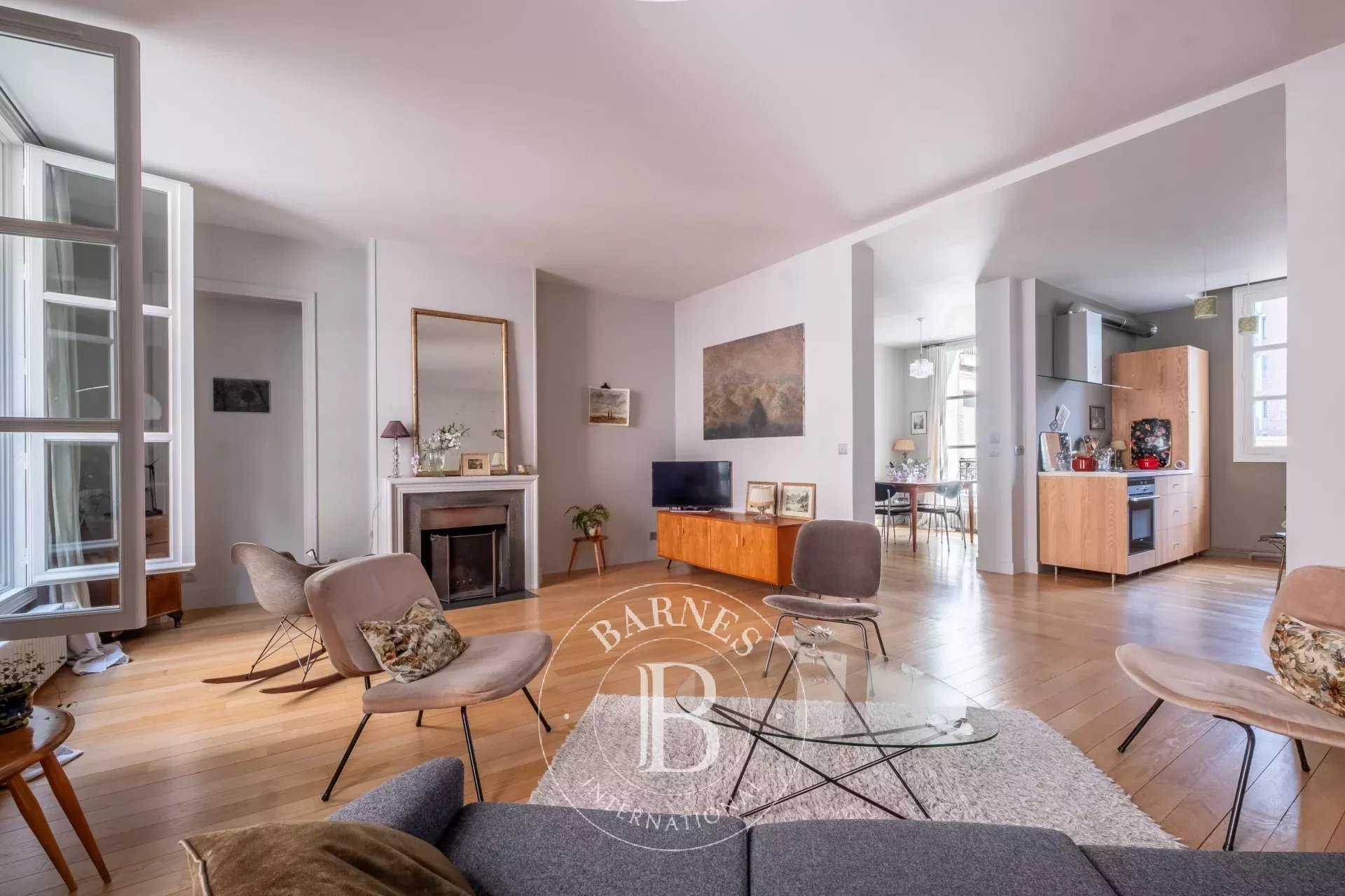 Paris  - Appartement 5 Pi&egrave;ces 3 Chambres