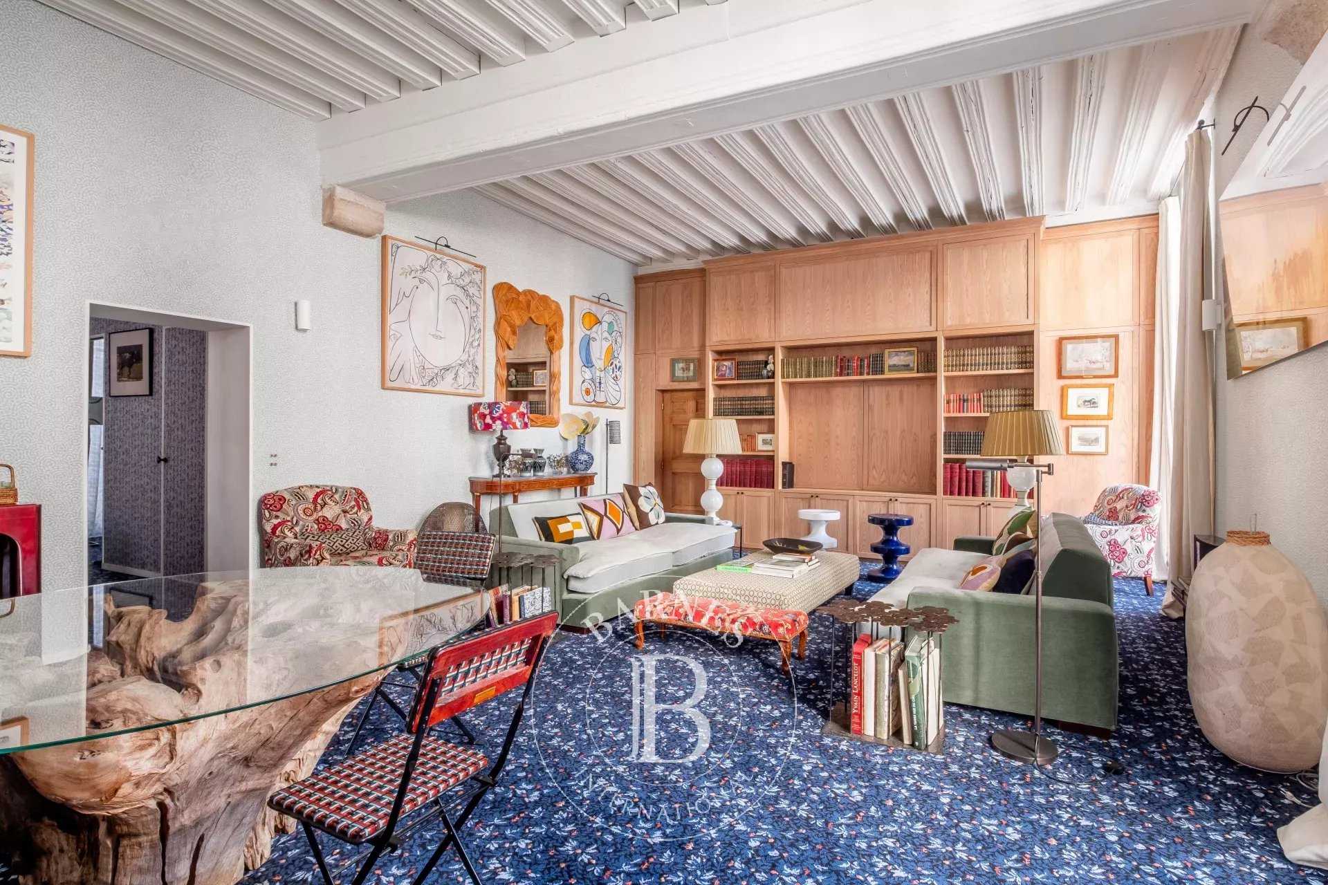 Paris  - Appartement 5 Pi&egrave;ces 2 Chambres