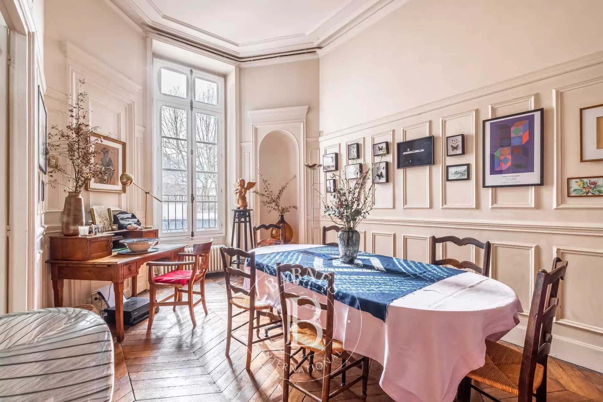 Paris  - Appartement 5 Pi&egrave;ces 3 Chambres