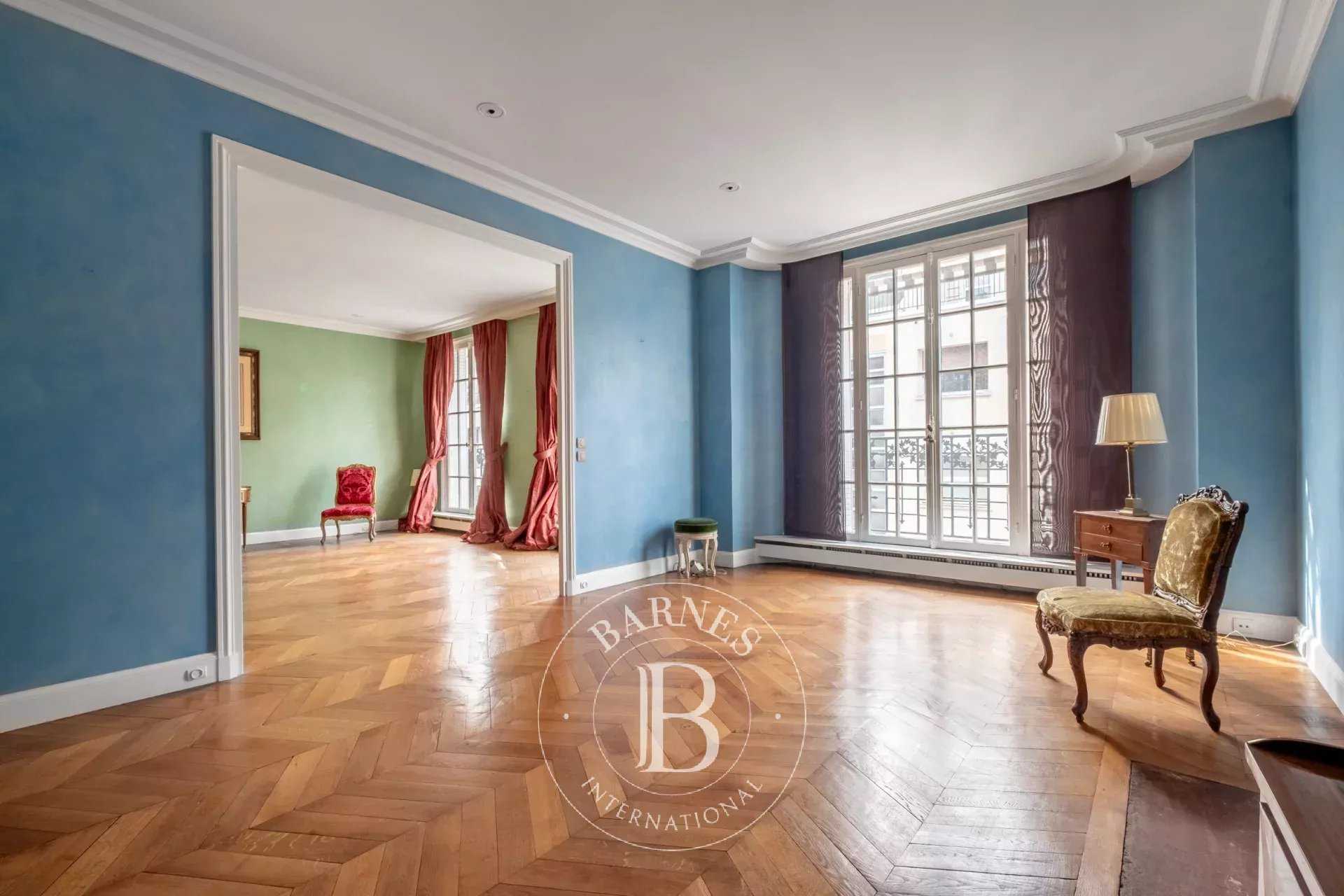 Paris  - Appartement 5 Pièces 3 Chambres