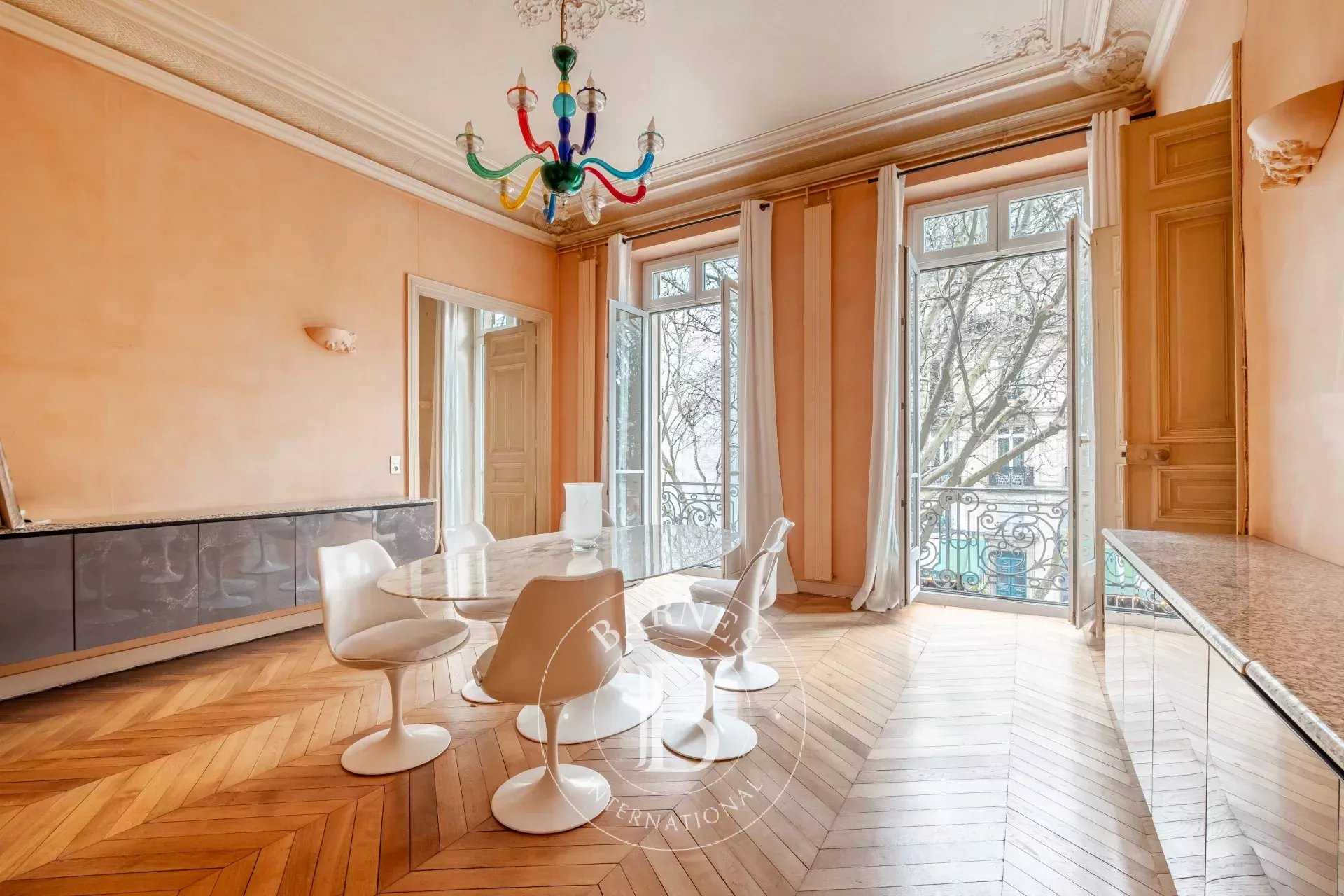 Paris  - Appartement 5 Pi&egrave;ces 2 Chambres