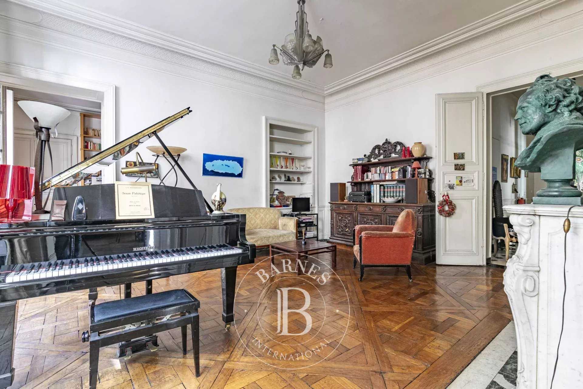 Paris  - Appartement 6 Pièces 3 Chambres