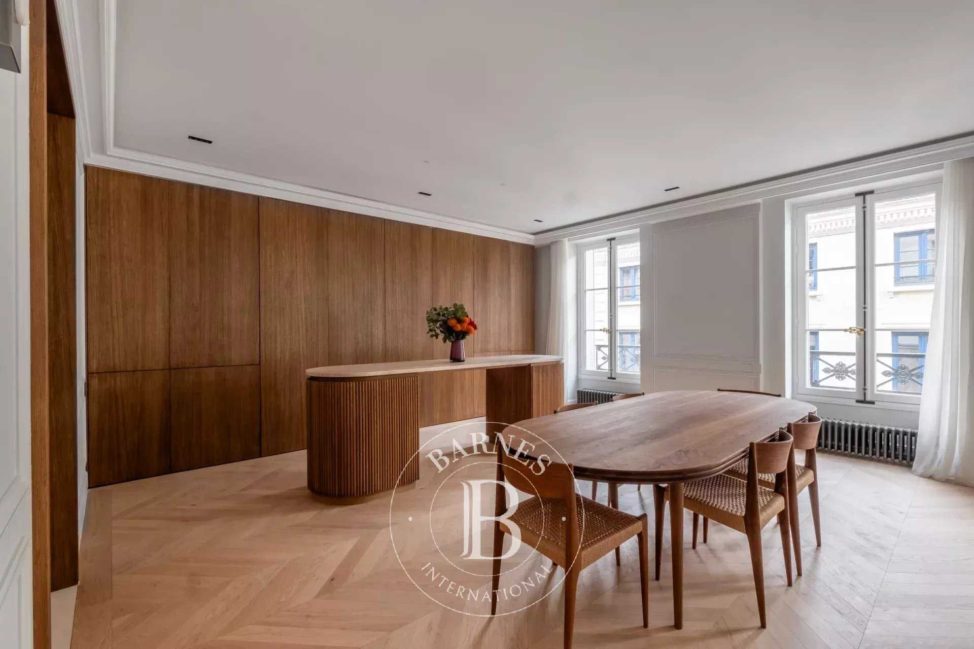 Paris  - Appartement 5 Pièces 3 Chambres