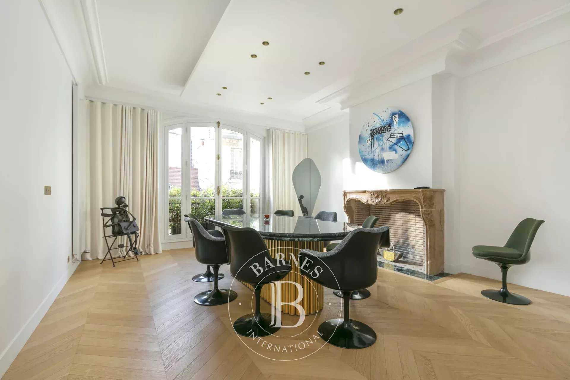 Paris  - Appartement 8 Pièces 4 Chambres