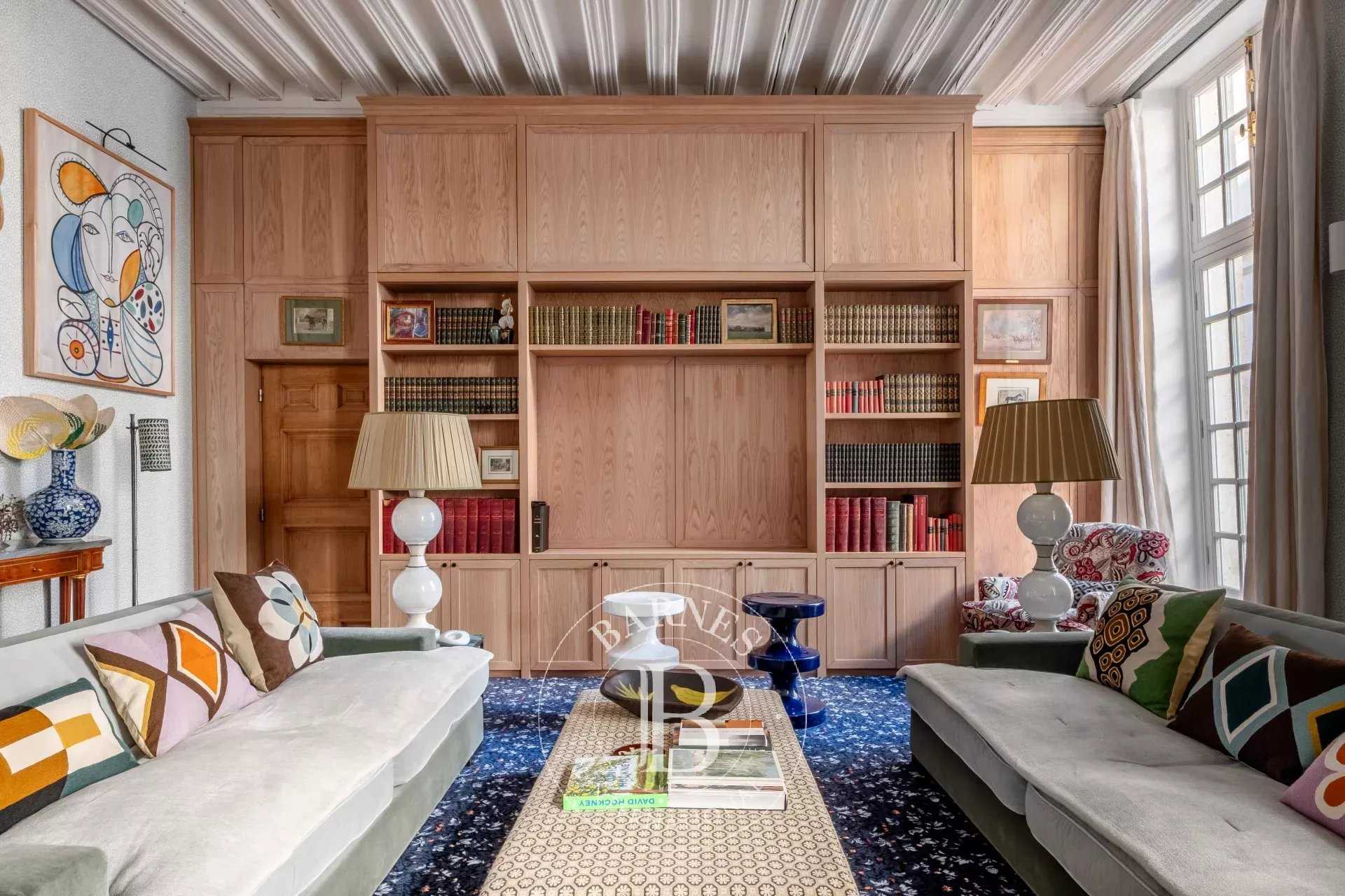 Paris  - Appartement 5 Pi&egrave;ces 2 Chambres