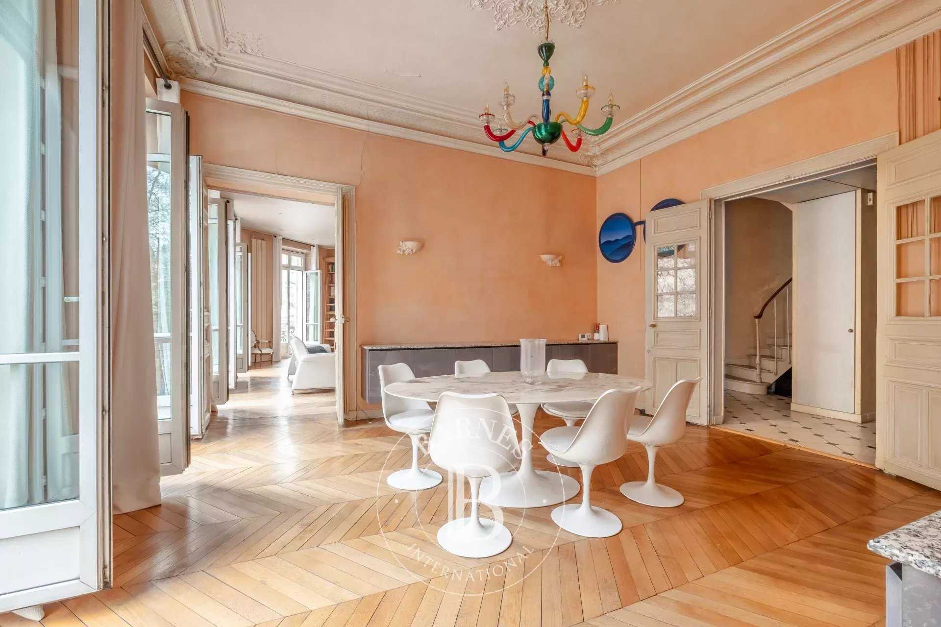 Paris  - Appartement 5 Pi&egrave;ces 2 Chambres
