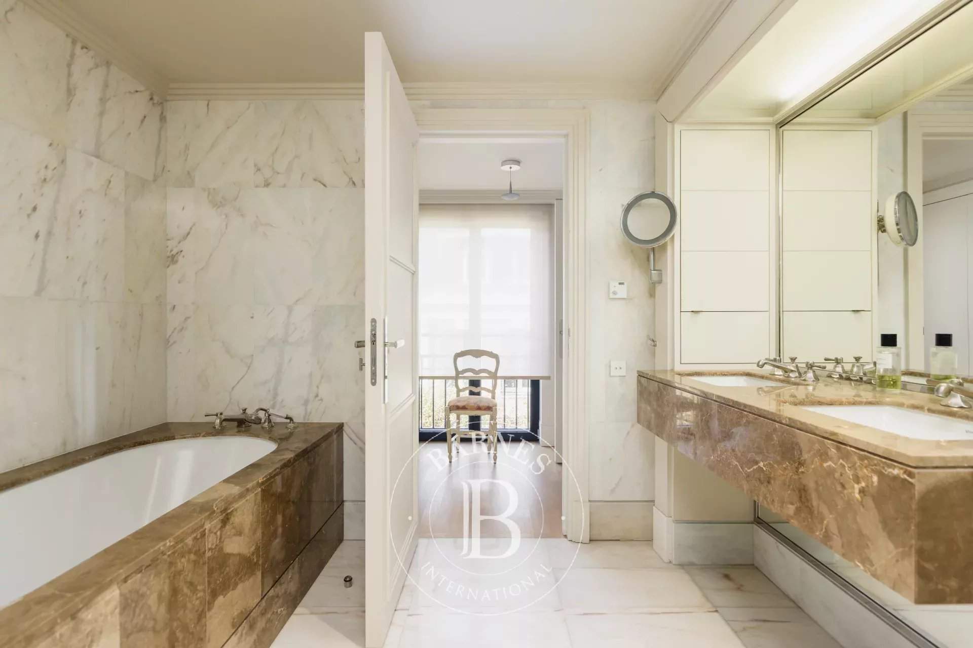 Paris  - Appartement 7 Pi&egrave;ces 3 Chambres - picture 18