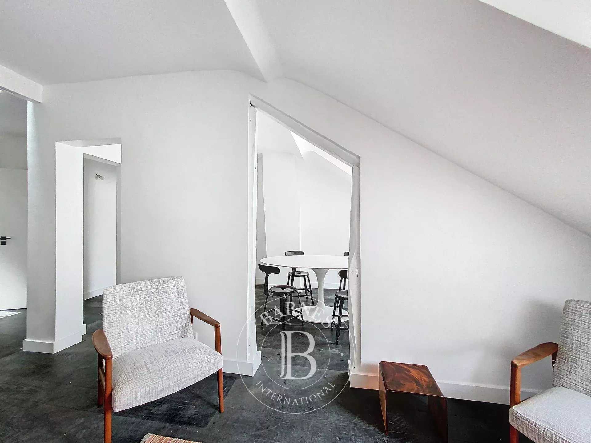 Paris  - Appartement 5 Pièces 2 Chambres
