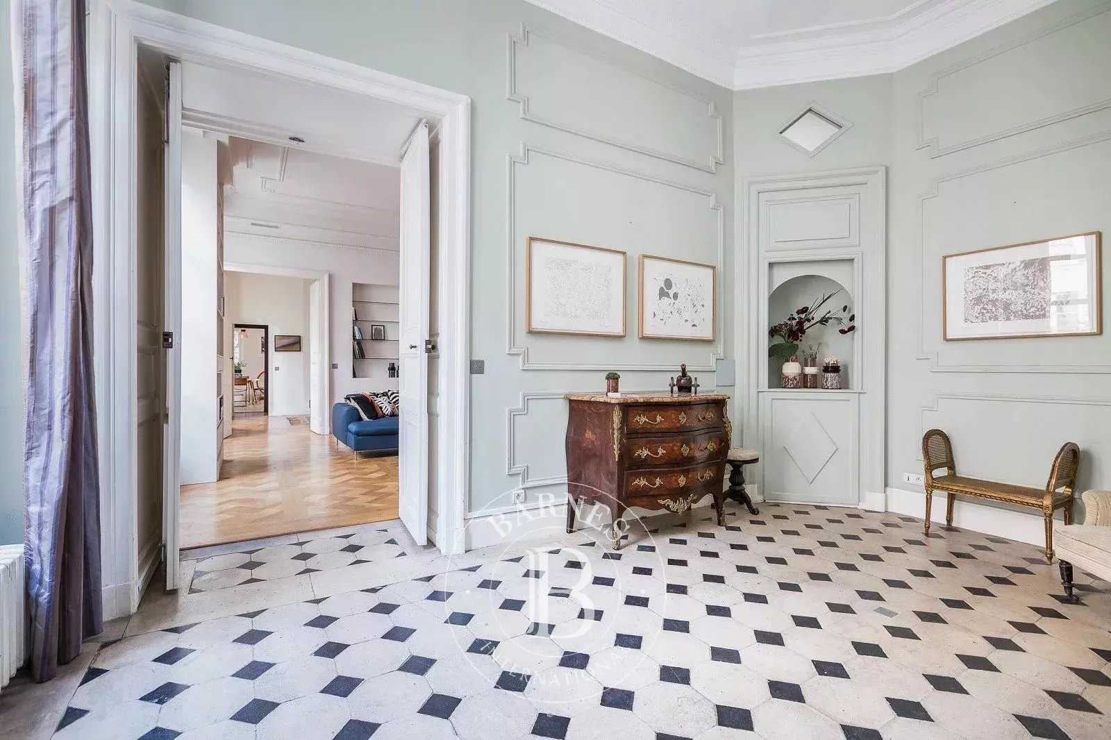 Paris  - Appartement 8 Pièces 4 Chambres