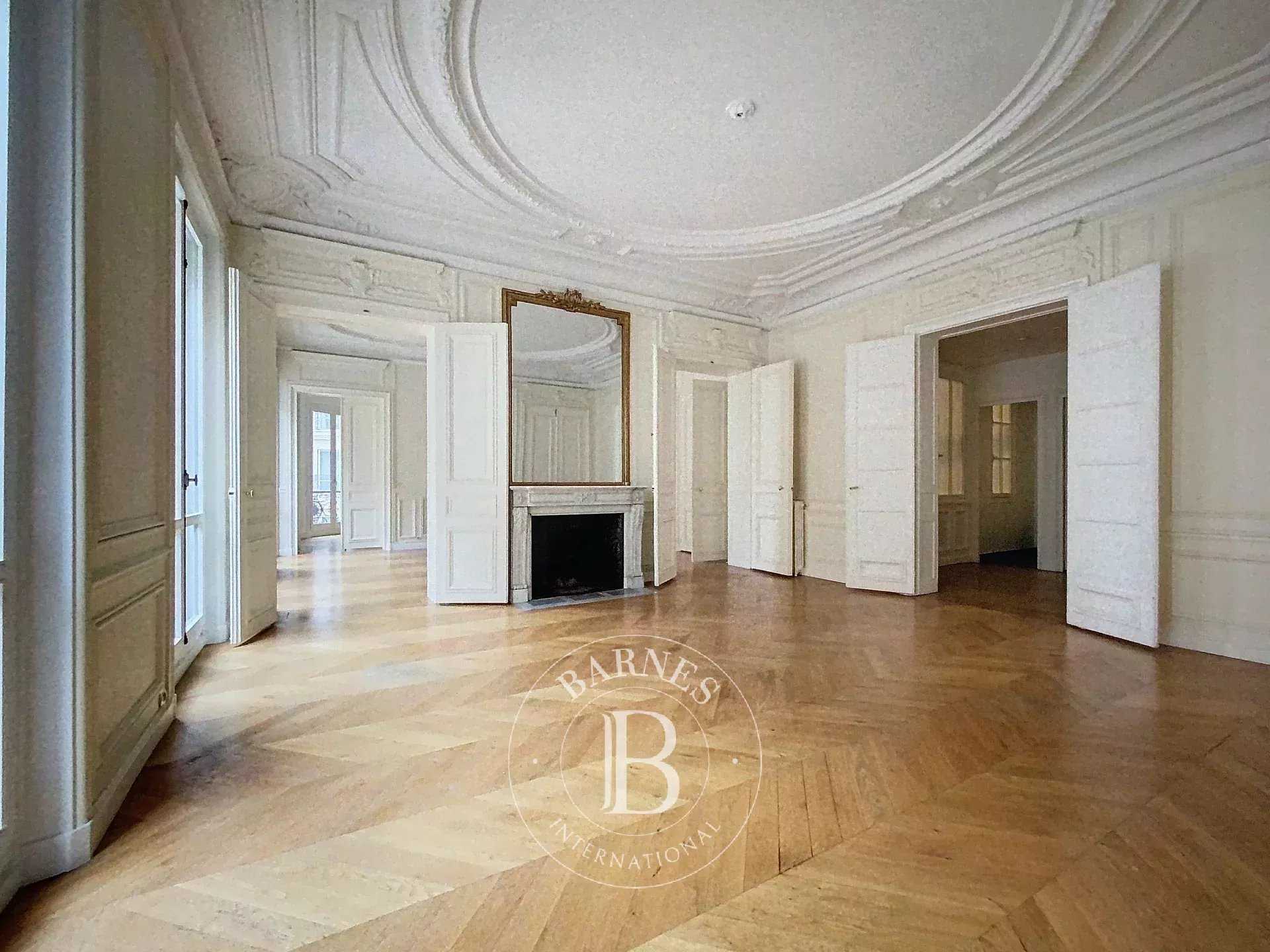 Paris  - Appartement 5 Pièces 3 Chambres