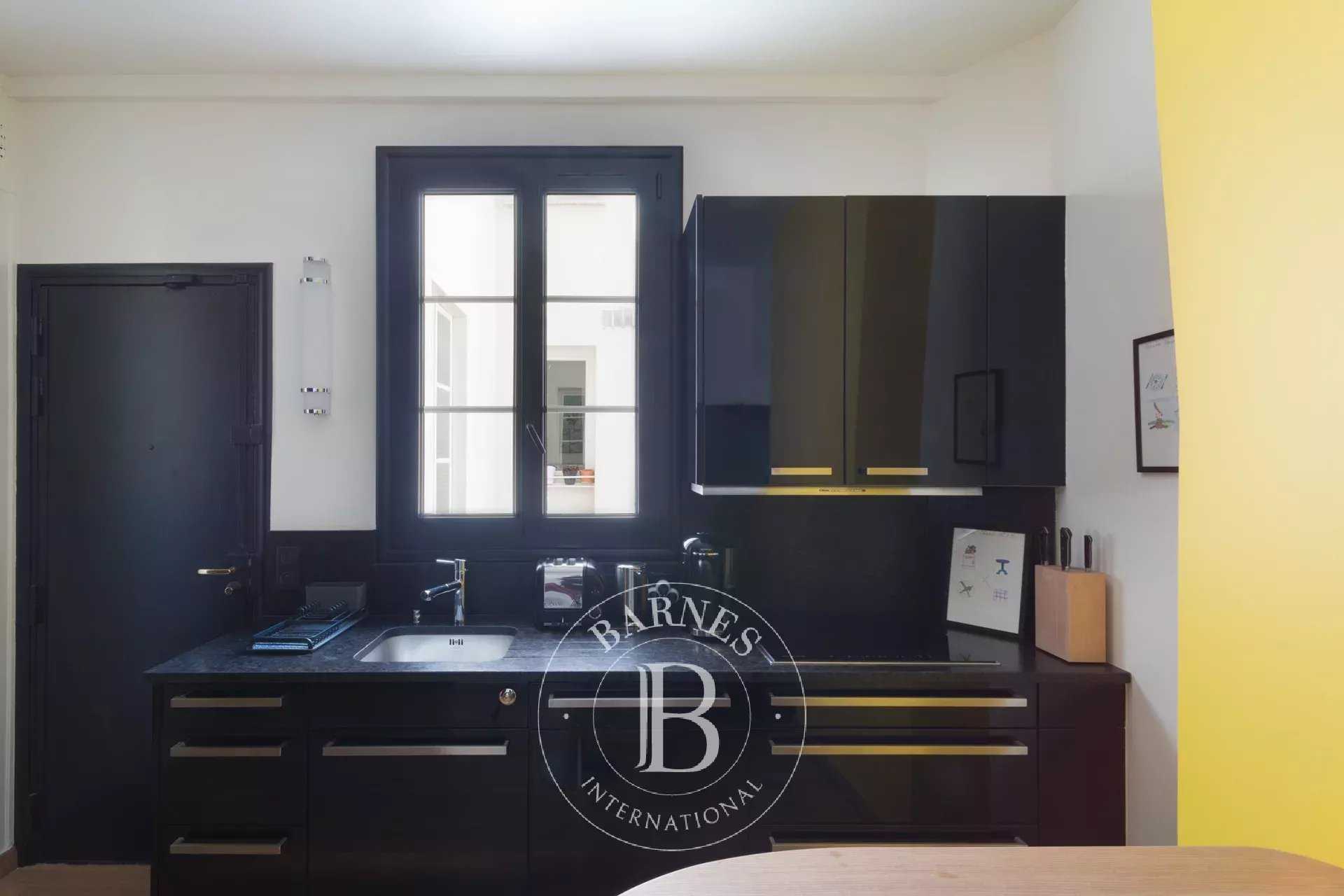 Paris  - Appartement 5 Pièces 2 Chambres