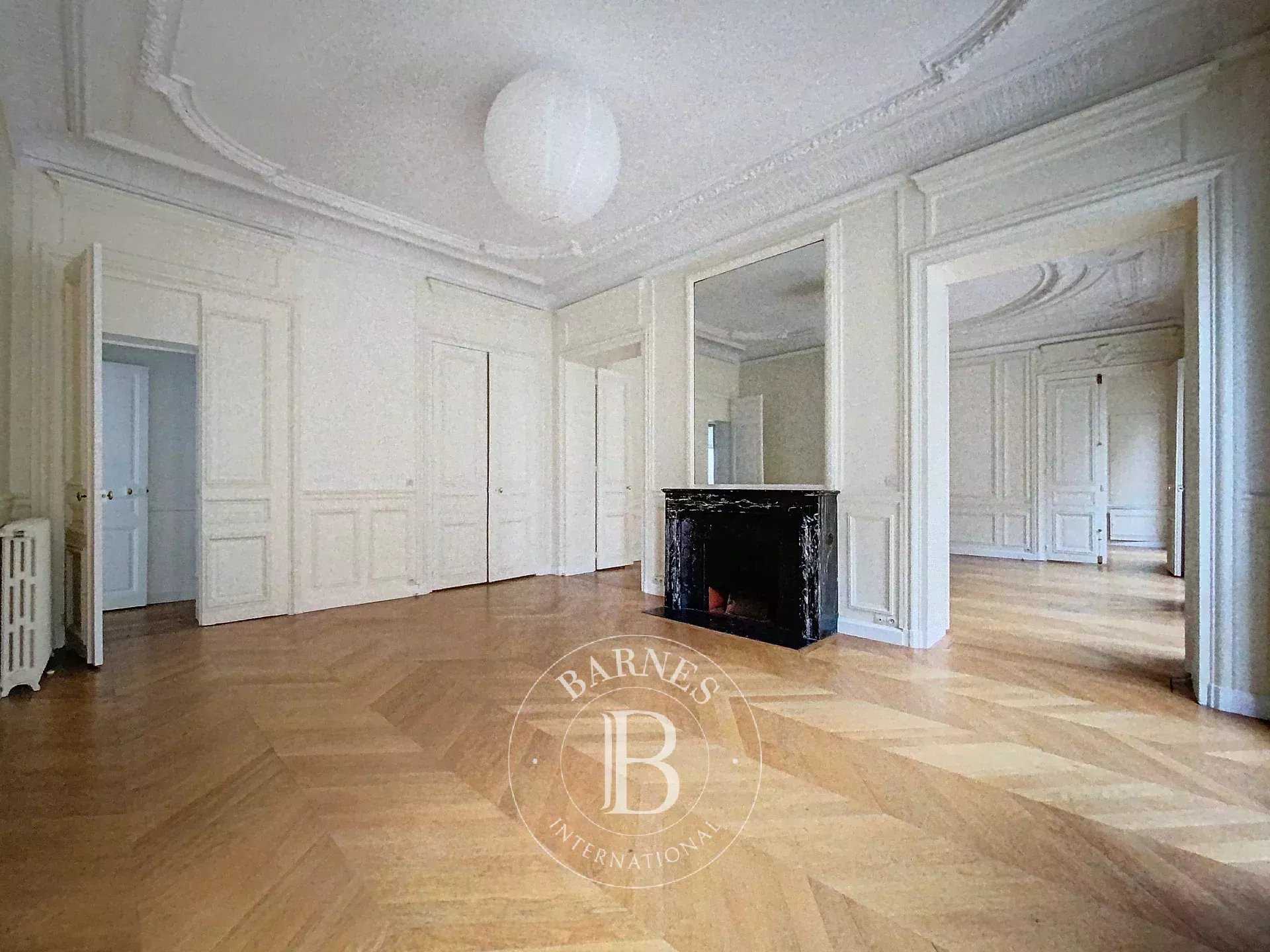 Paris  - Appartement 5 Pièces 3 Chambres