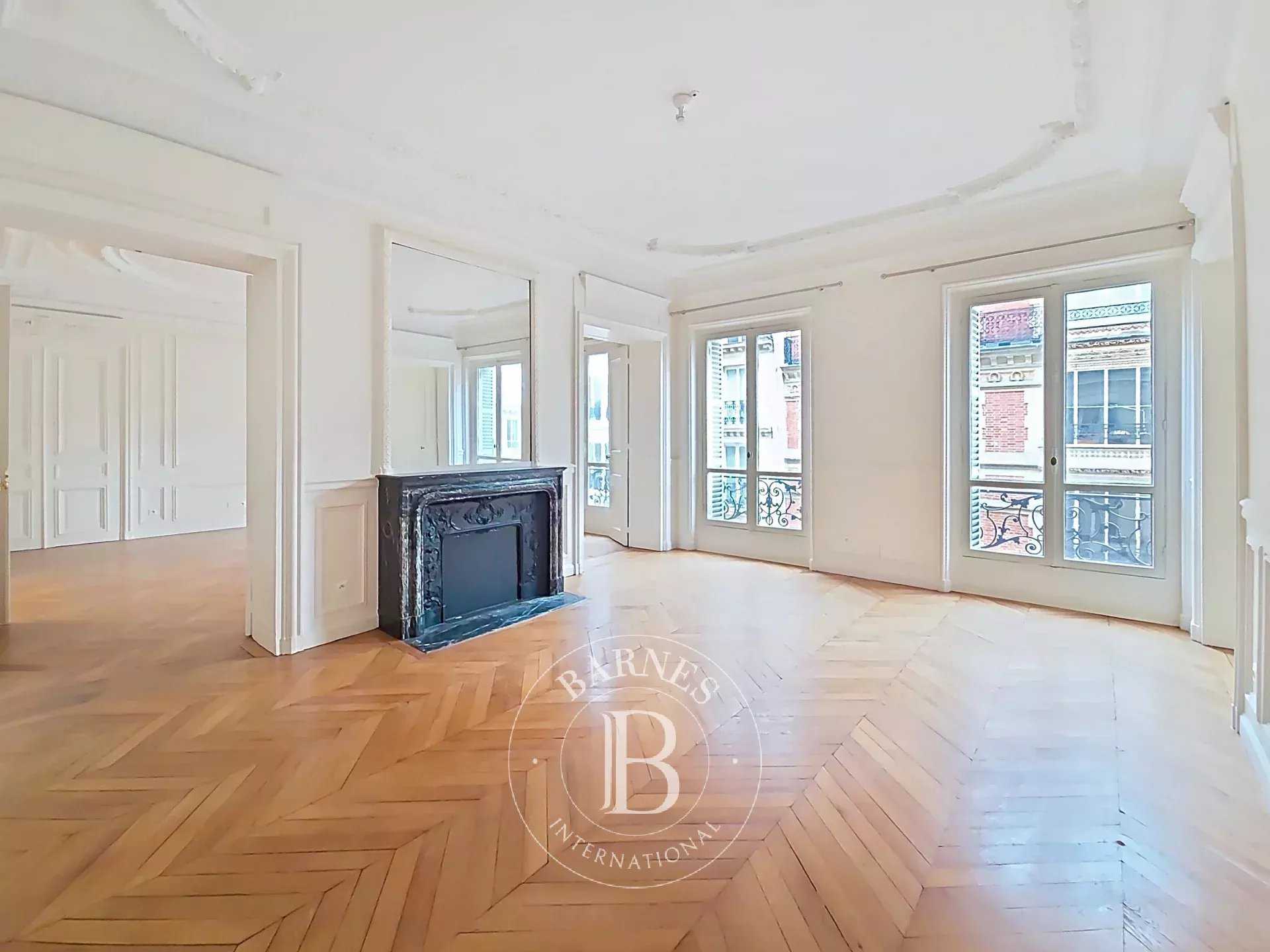 Paris  - Appartement 5 Pi&egrave;ces 3 Chambres