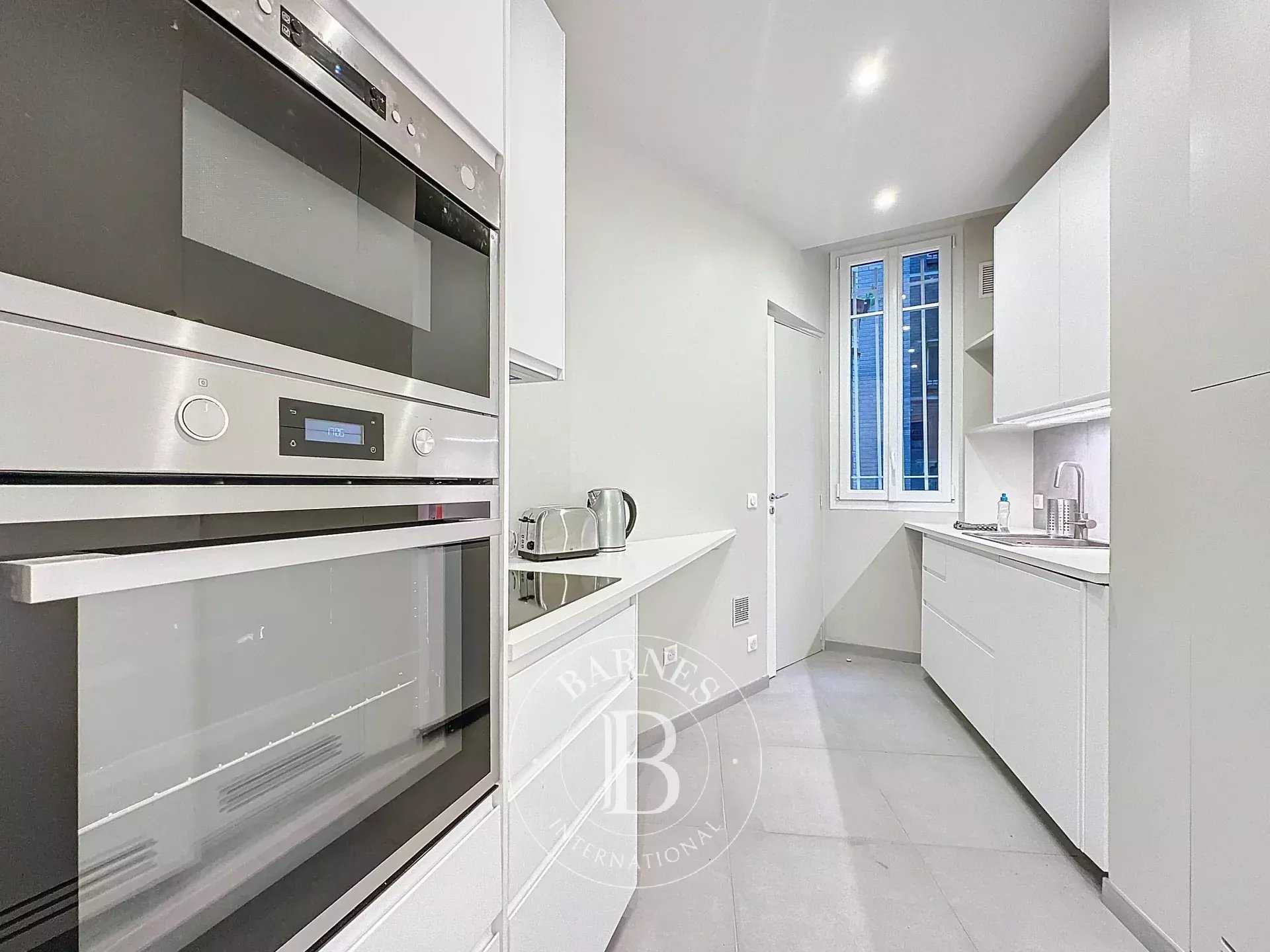 Paris  - Appartement 5 Pi&egrave;ces 3 Chambres