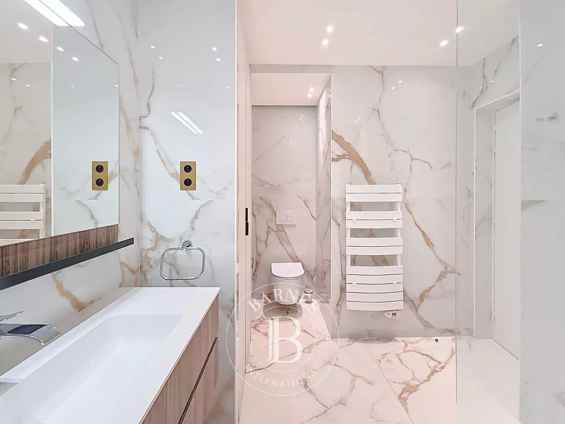 Paris  - Appartement 5 Pi&egrave;ces 2 Chambres