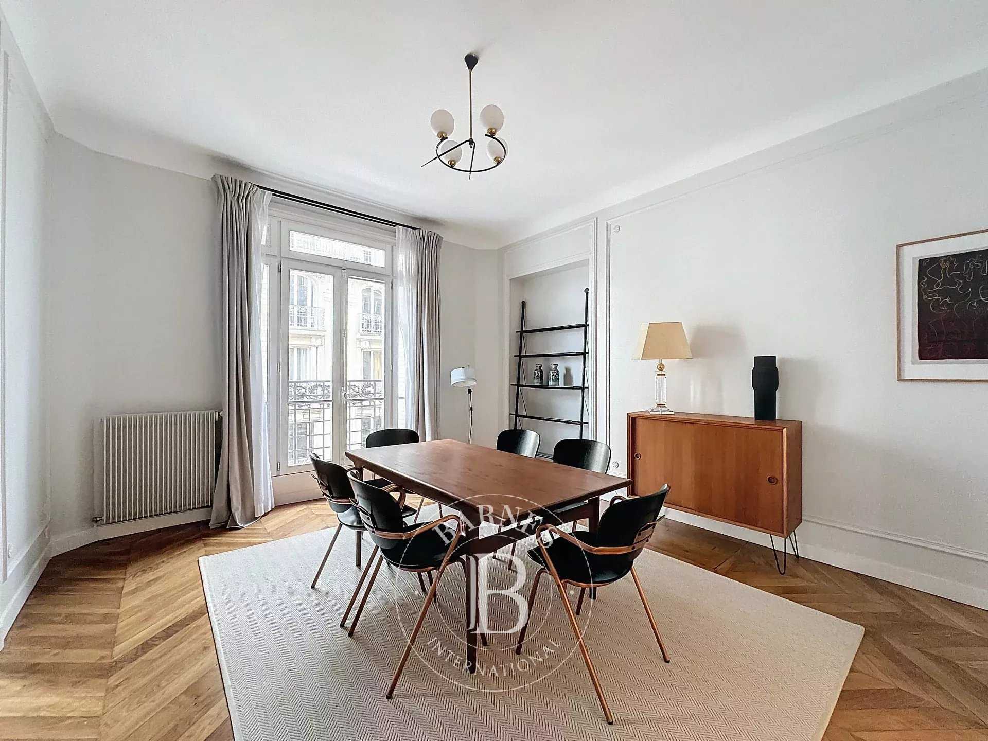 Paris  - Appartement 5 Pièces 3 Chambres