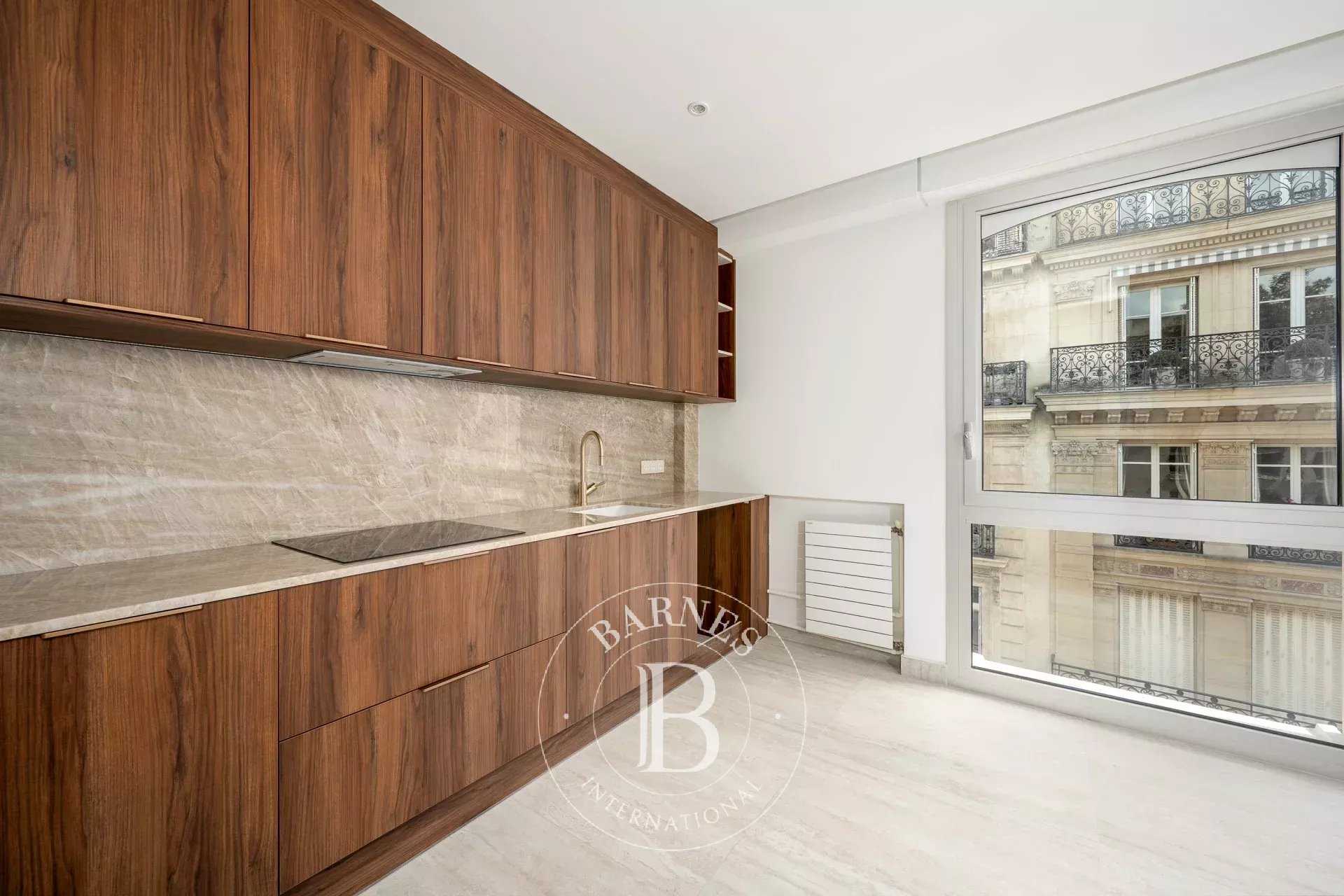 Paris  - Appartement 5 Pi&egrave;ces 3 Chambres