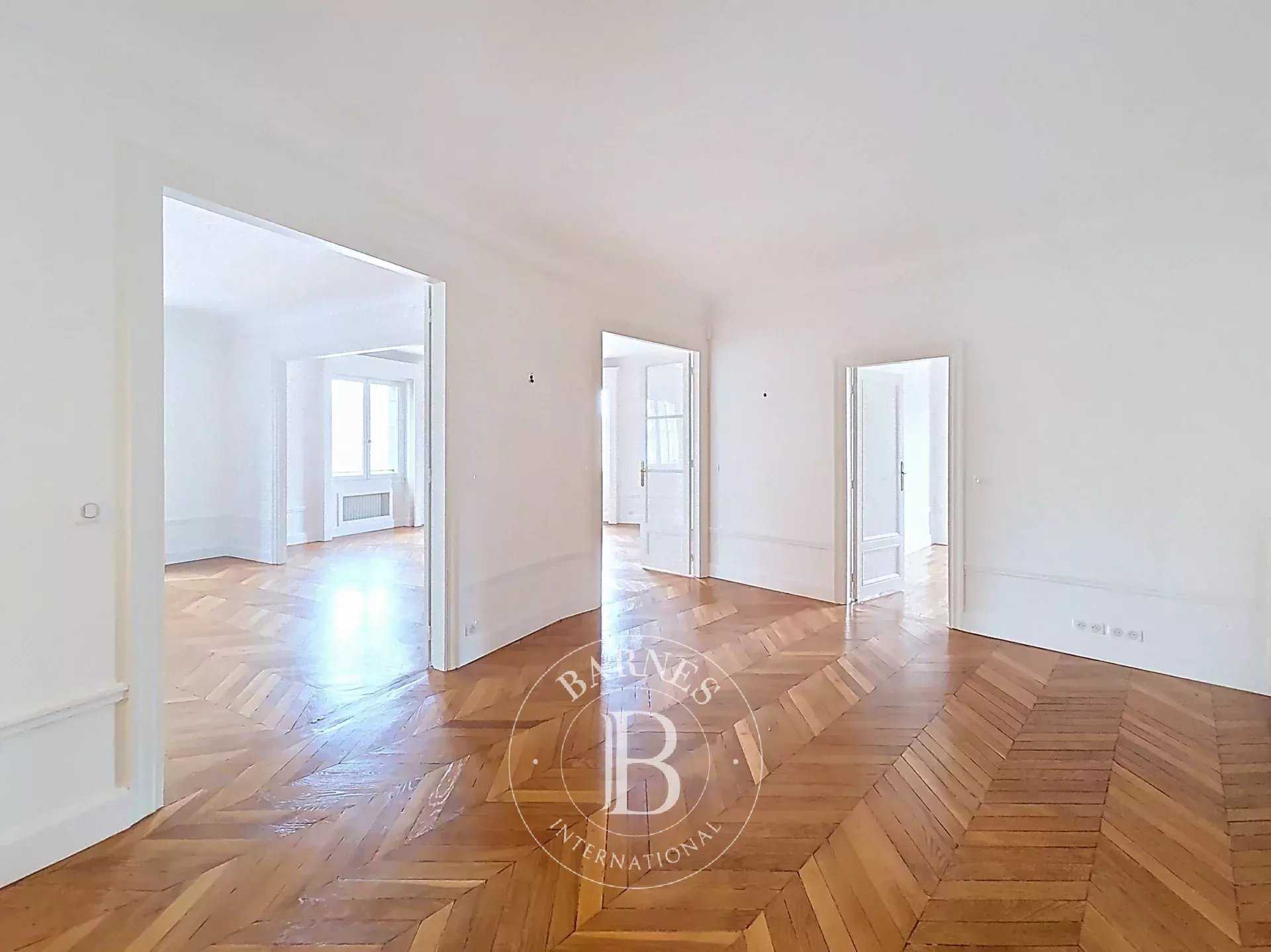 Paris  - Appartement 4 Pi&egrave;ces 2 Chambres