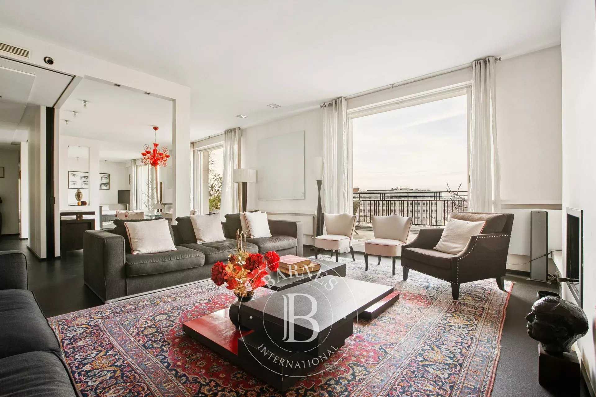 Paris  - Appartement 5 Pi&egrave;ces 3 Chambres