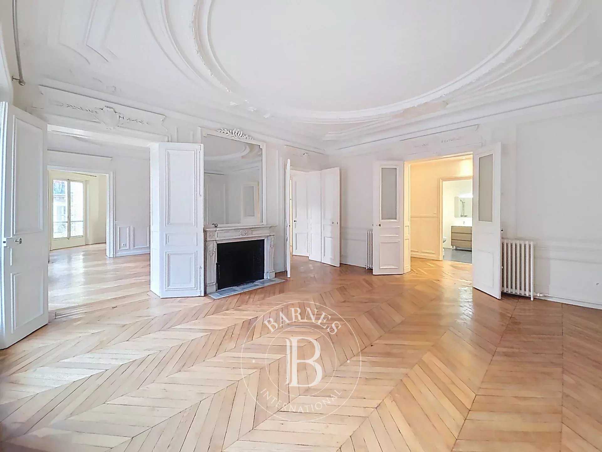 Paris  - Appartement 5 Pi&egrave;ces 3 Chambres