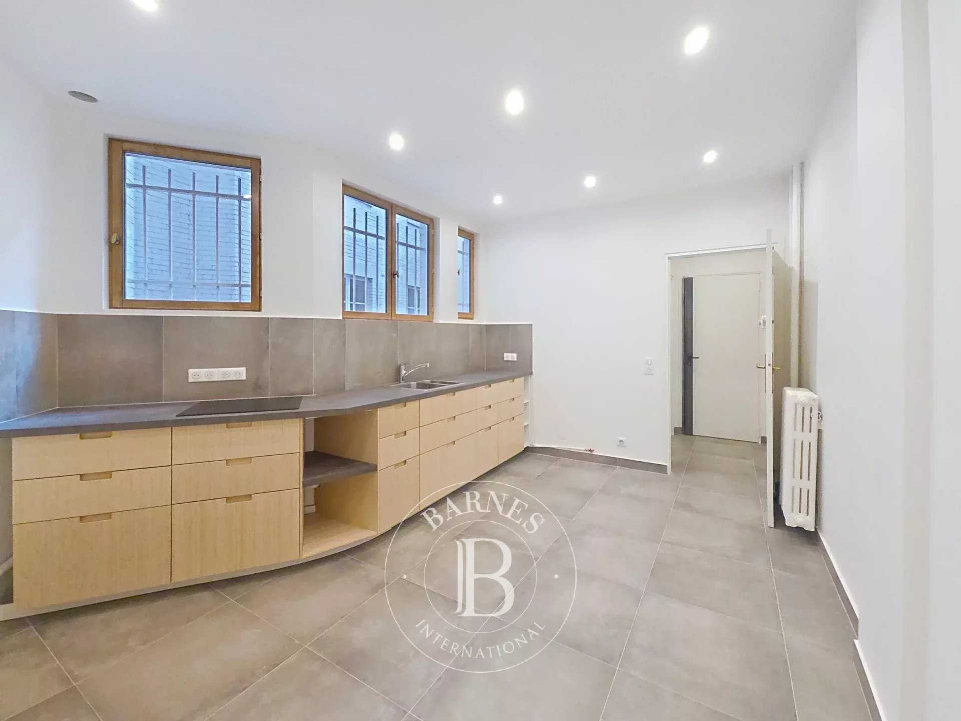 Paris  - Appartement 4 Pi&egrave;ces 2 Chambres