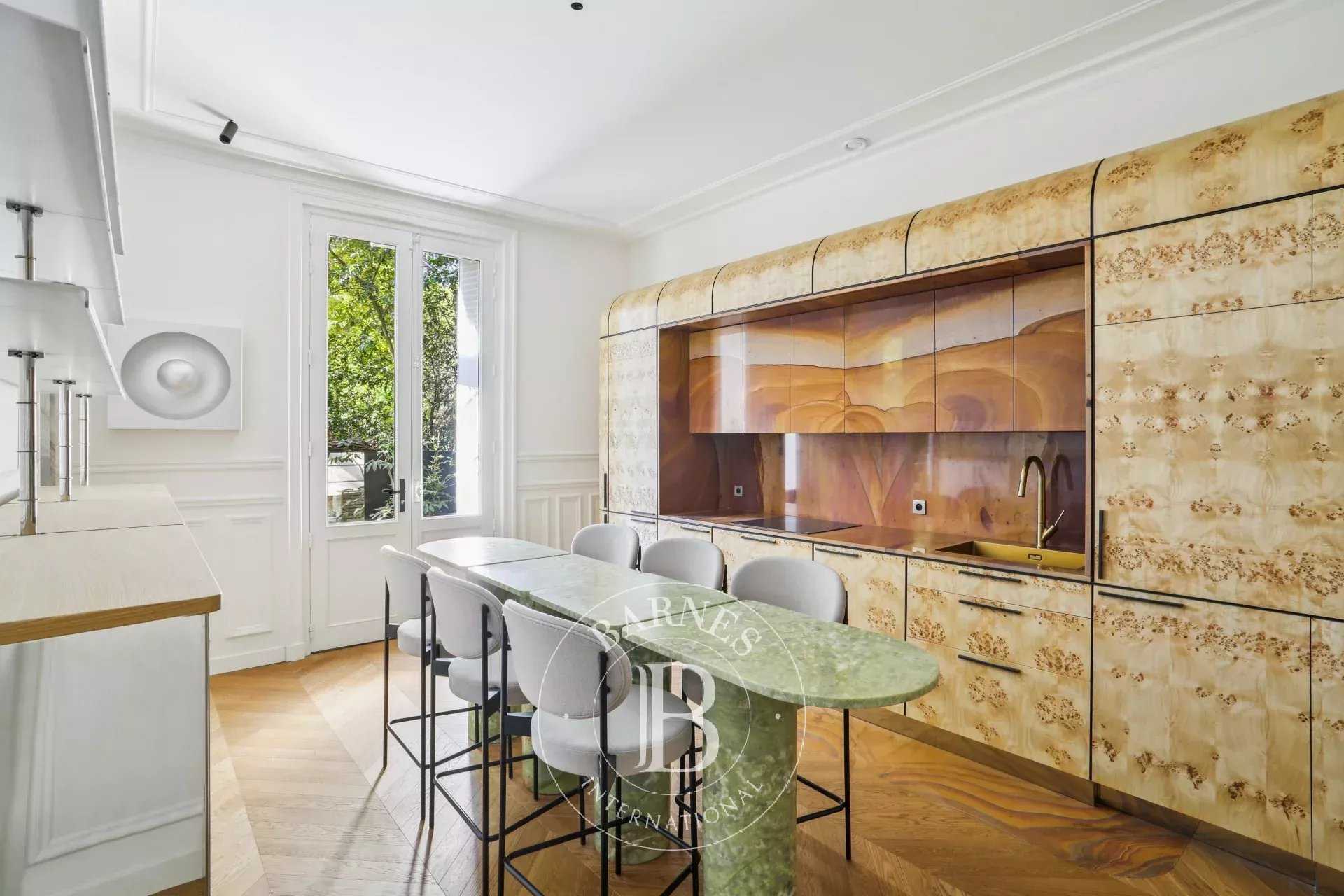 Paris  - Appartement 5 Pièces 3 Chambres