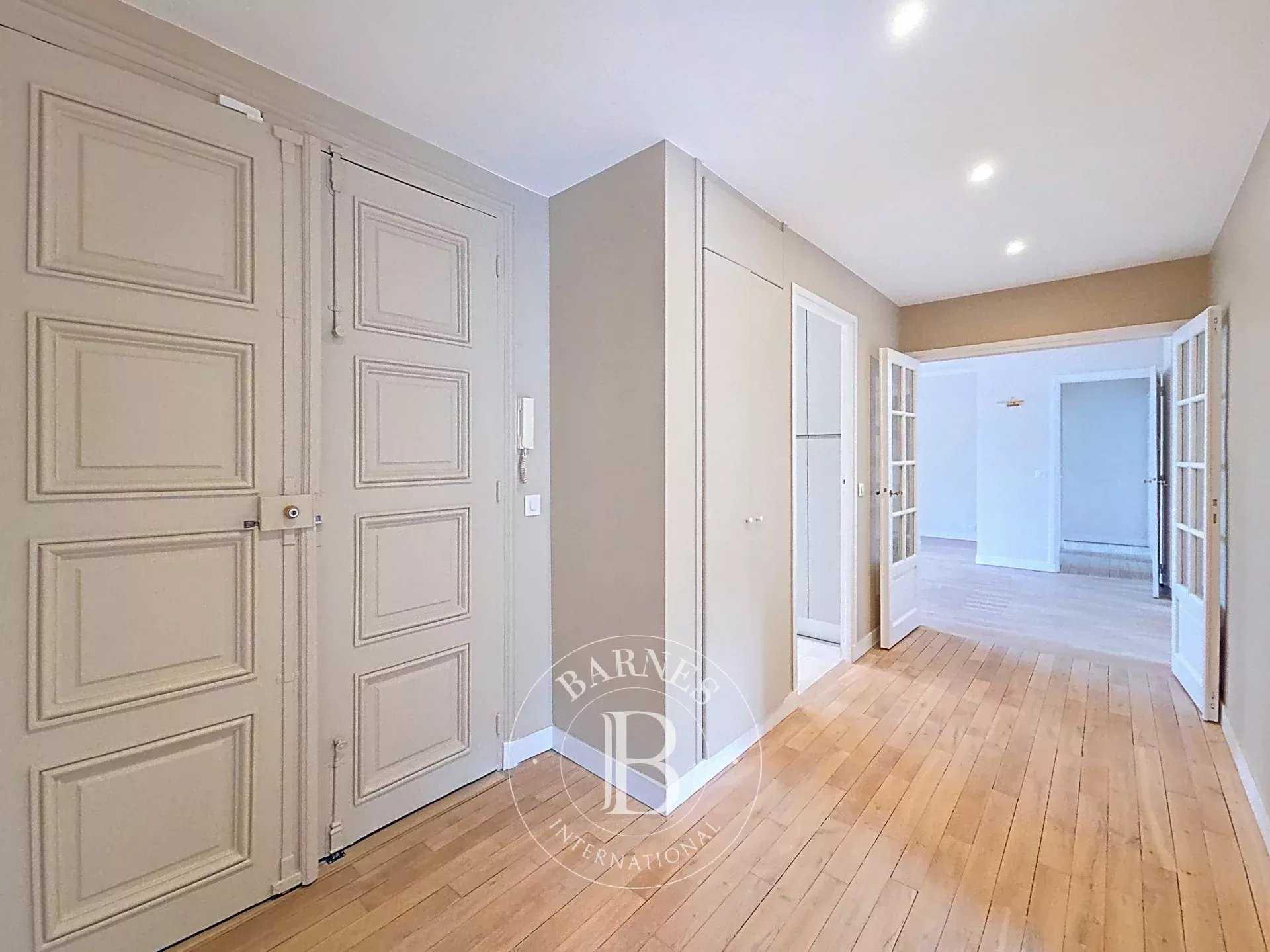 Paris  - Appartement 4 Pi&egrave;ces 2 Chambres