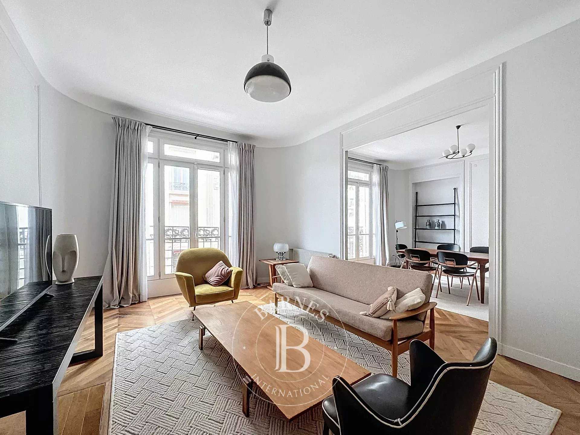 Paris  - Appartement 5 Pièces 3 Chambres
