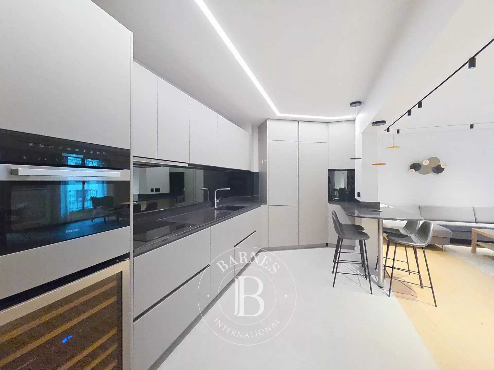 Paris  - Appartement 5 Pi&egrave;ces 2 Chambres