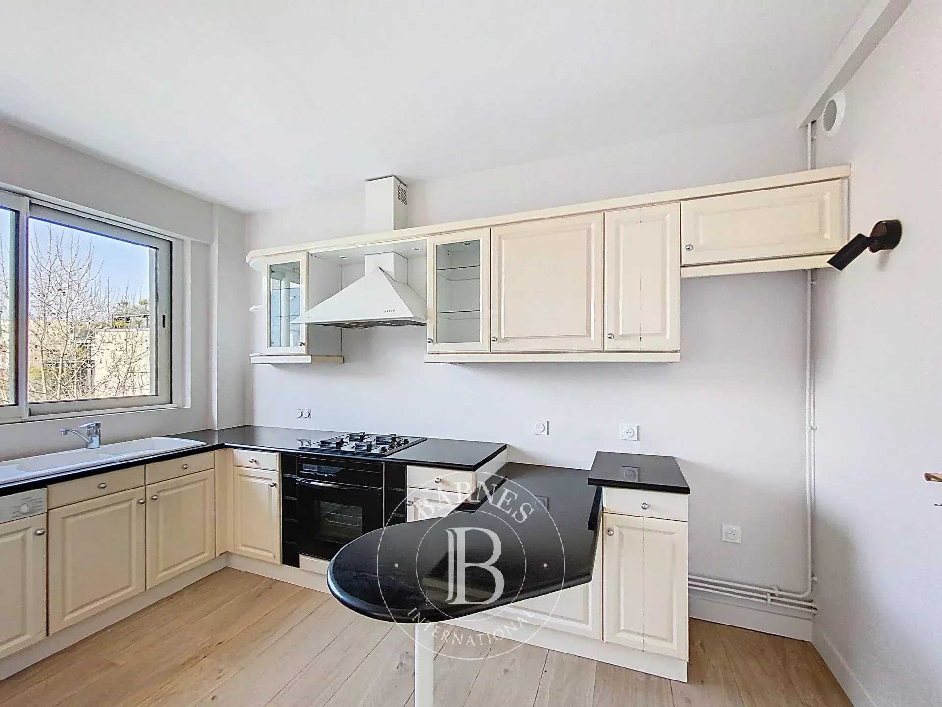 Paris  - Appartement 2 Pièces, 1 Chambre