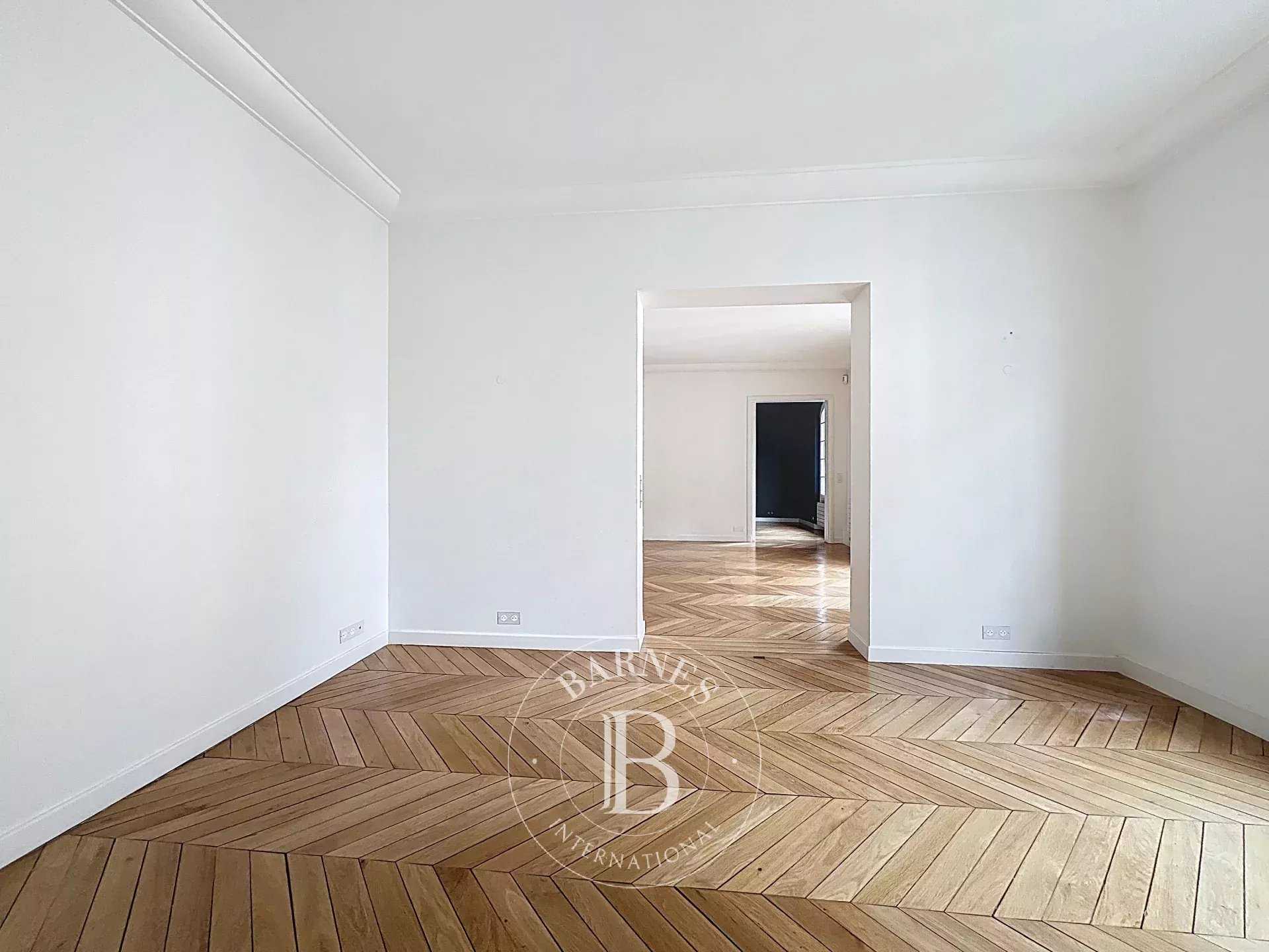 Paris  - Appartement 5 Pièces 2 Chambres