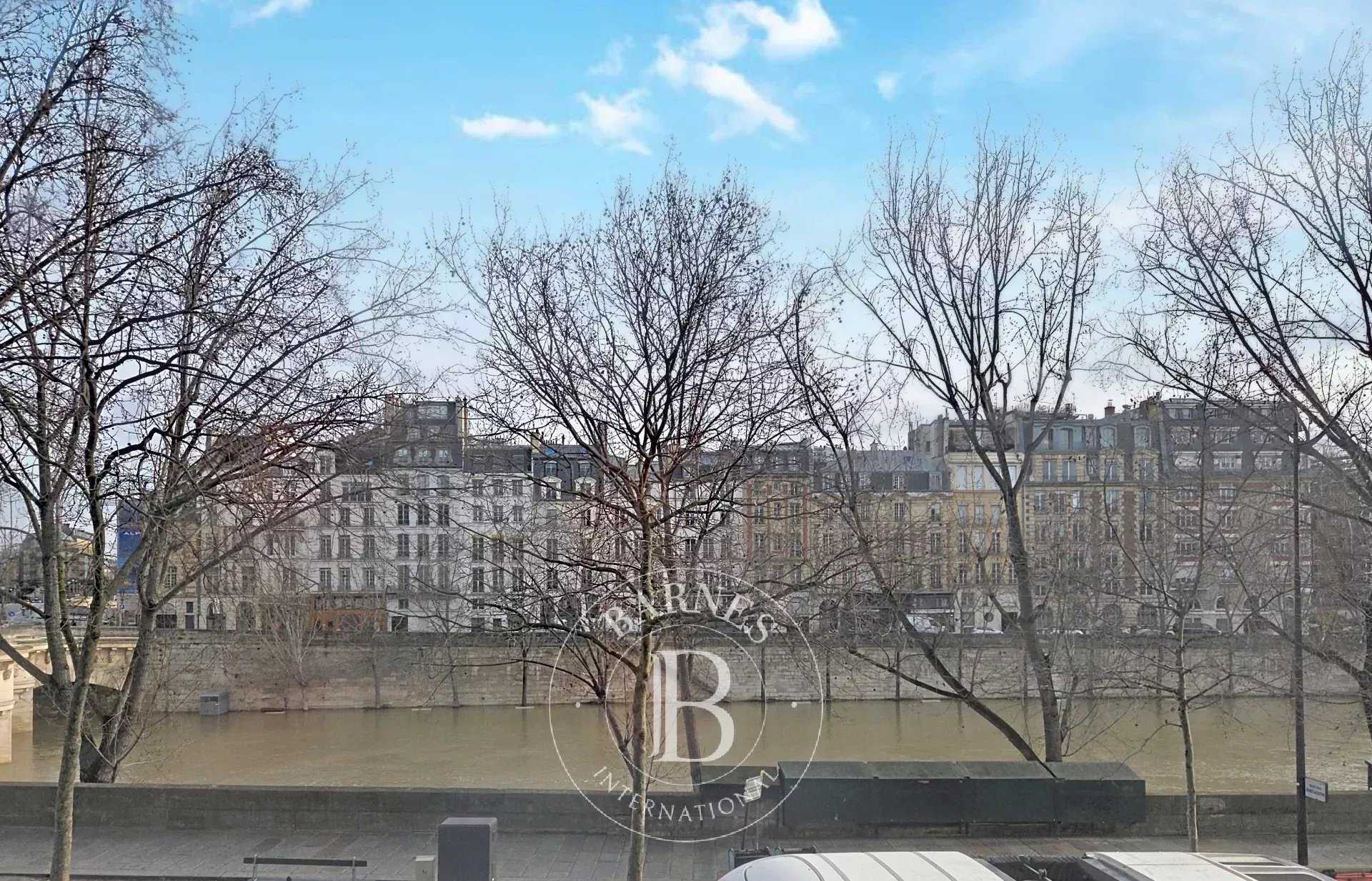 Paris  - Appartement 4 Pi&egrave;ces 2 Chambres