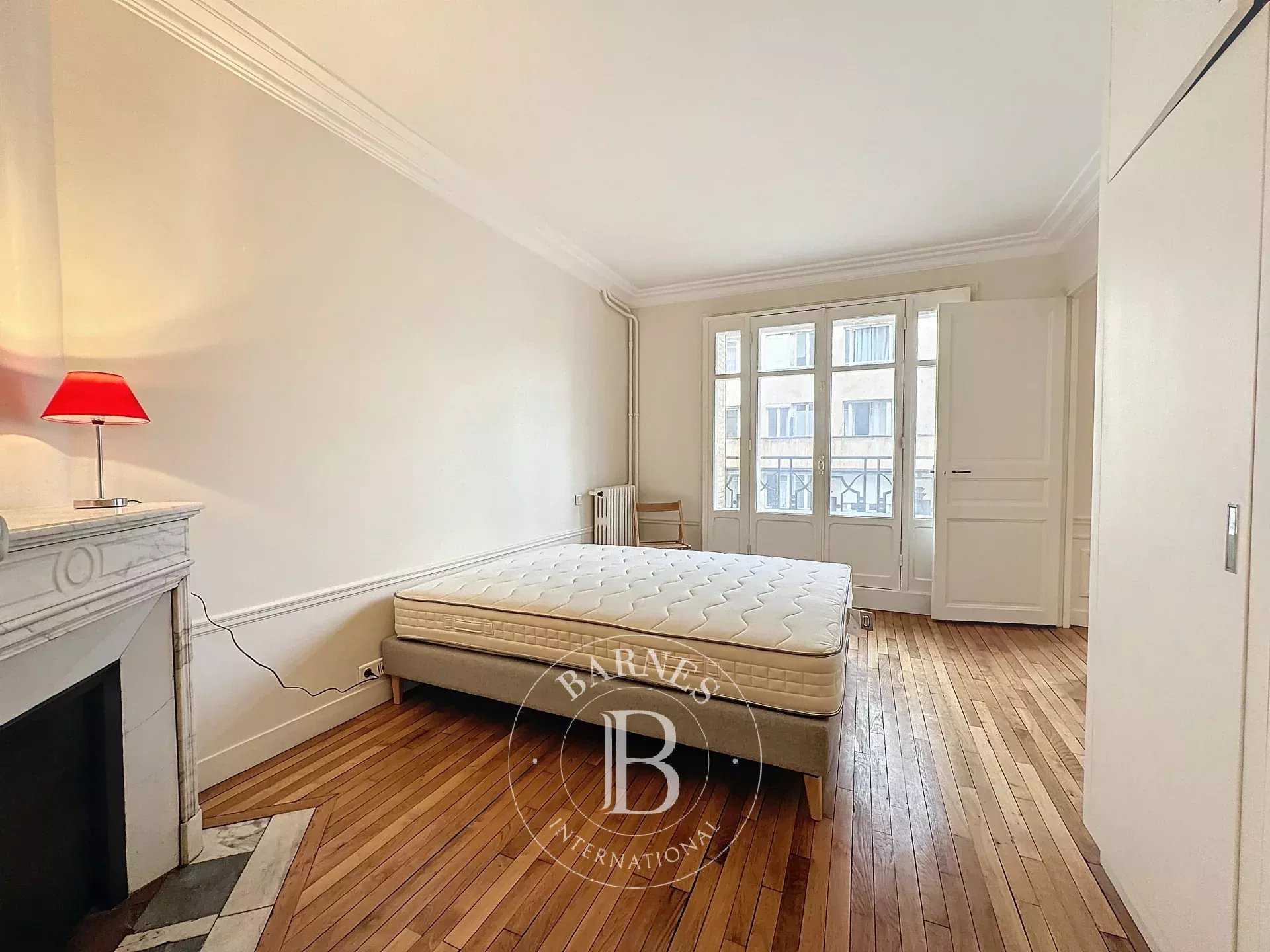 Paris  - Appartement 4 Pièces 2 Chambres