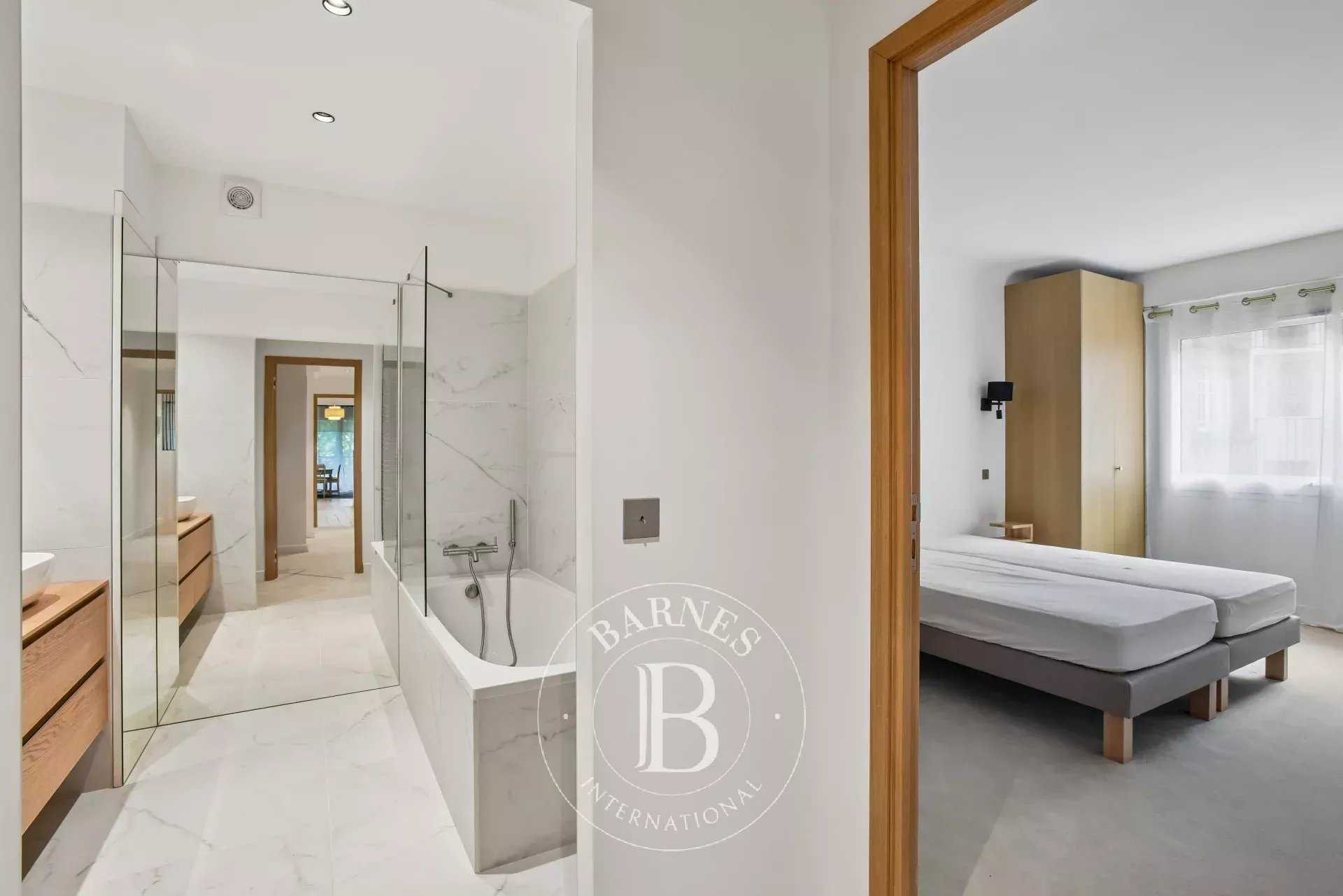 Paris  - Appartement 4 Pi&egrave;ces 2 Chambres