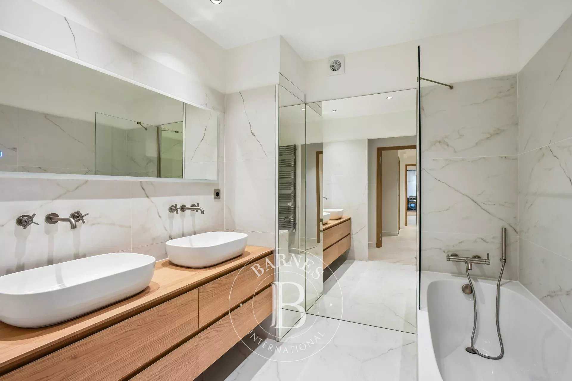 Paris  - Appartement 4 Pi&egrave;ces 2 Chambres