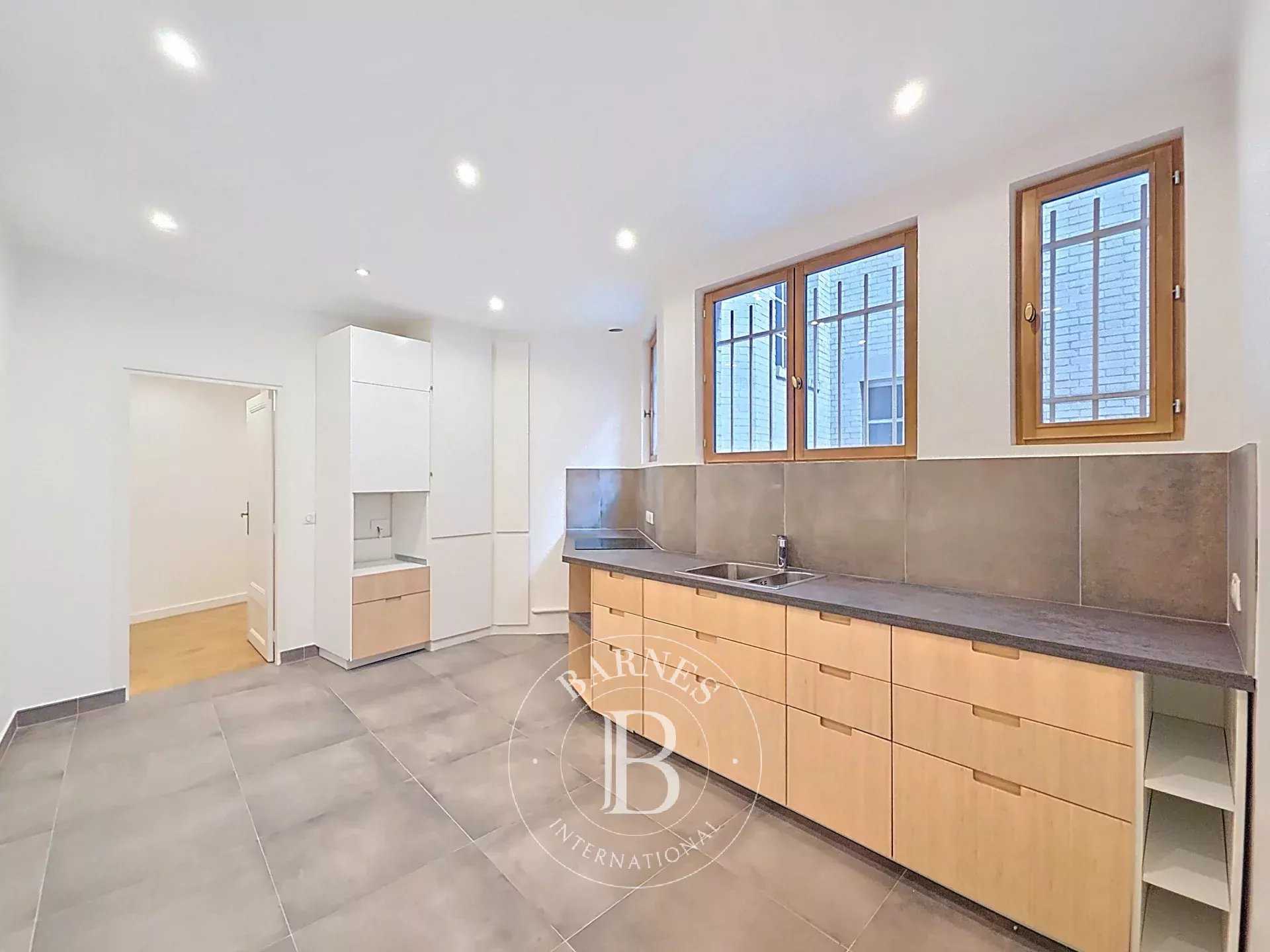 Paris  - Appartement 4 Pi&egrave;ces 2 Chambres