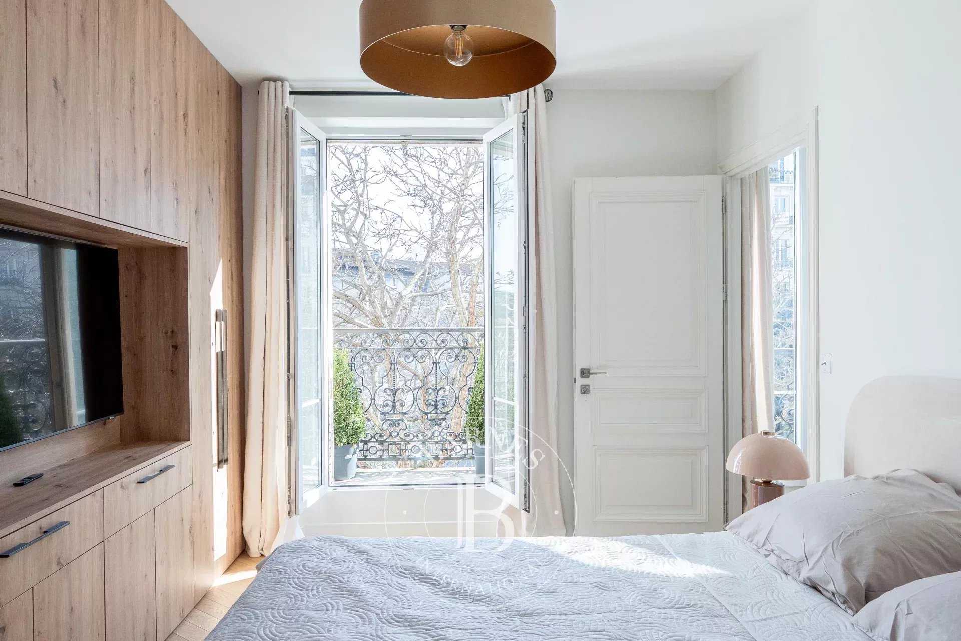 Paris  - Appartement 5 Pièces 3 Chambres
