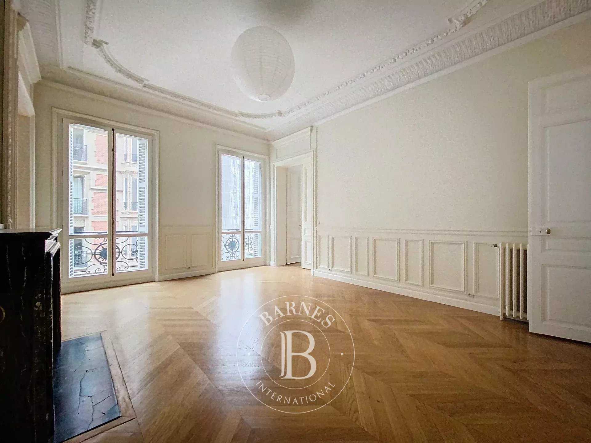 Paris  - Appartement 5 Pièces 3 Chambres