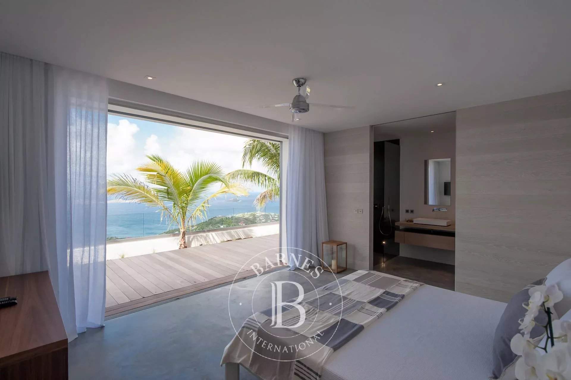 Extraordinary newly built 5 bedroom villa picture 10